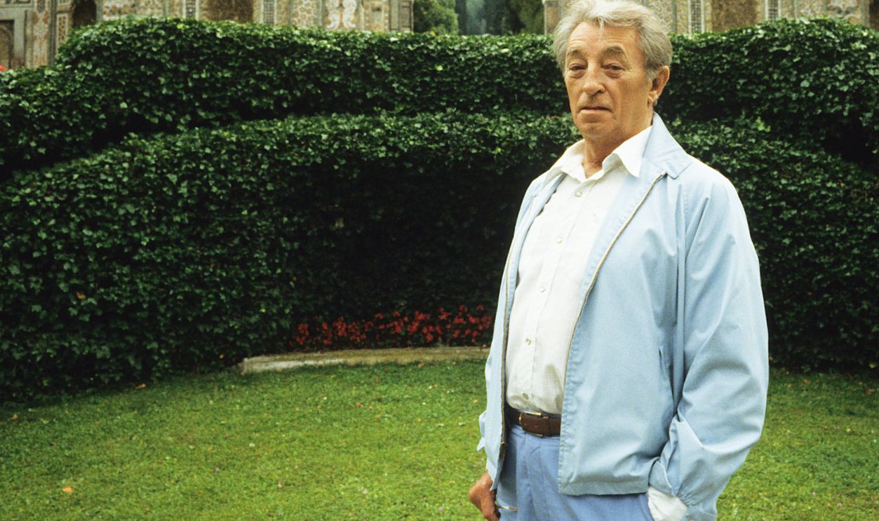 American actor, director, author, poet, composer, and singer Robert Mitchum (1917 – 1997) at Villa d'Este Hotel, Como, Italy, 25th June 1988.