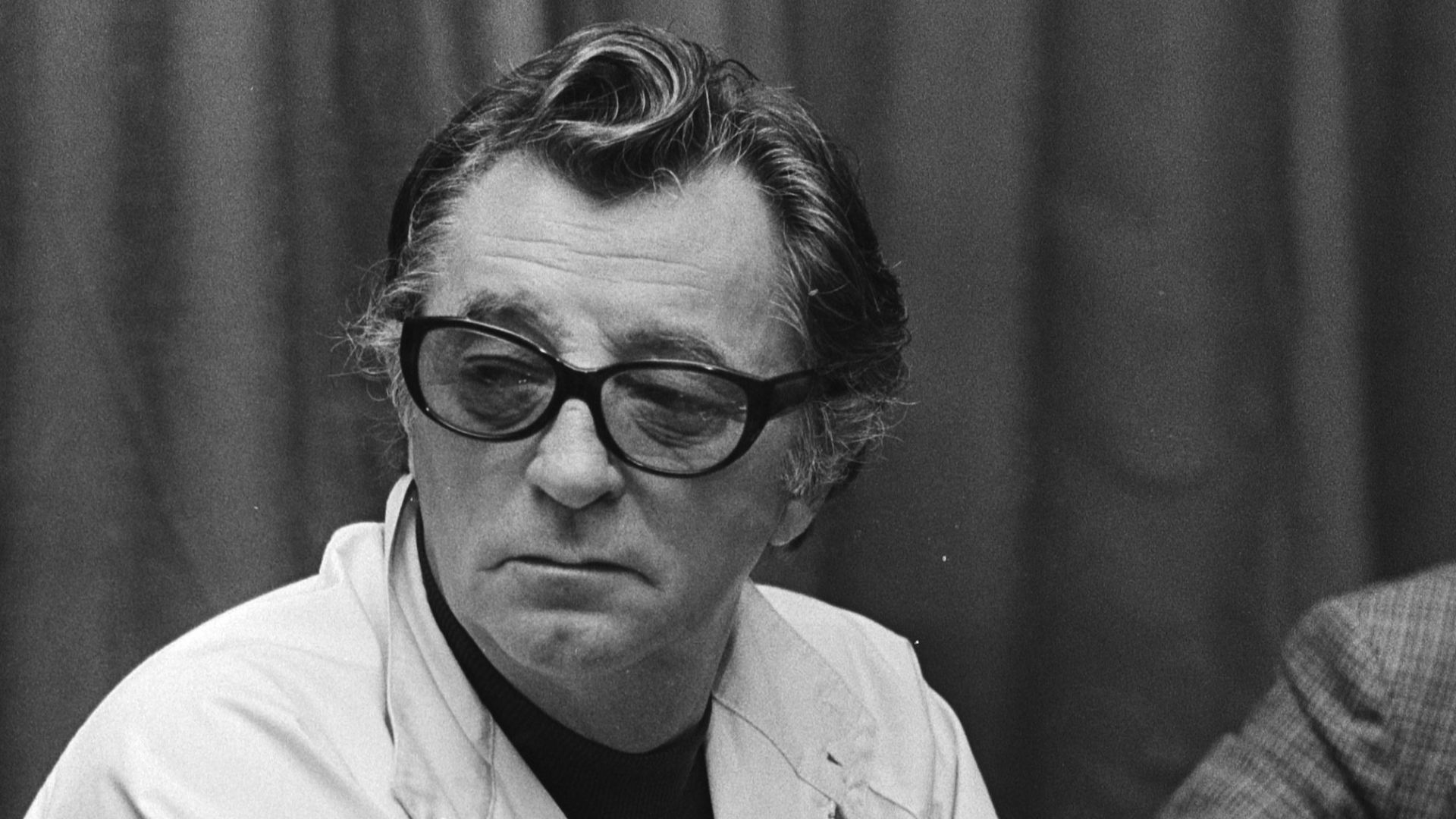 File:Robert Mitchum (rechts) en Leslie Nielsen geven persconferentie in Amsterdam Hil, Bestanddeelnr 928-8120.jpg