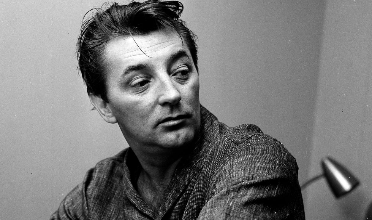 Robert Mitchum gets ready to appear on the 