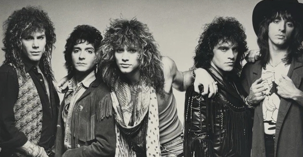 Photo of QUEEN, Freddie Mercury and Brian May performing on stage 