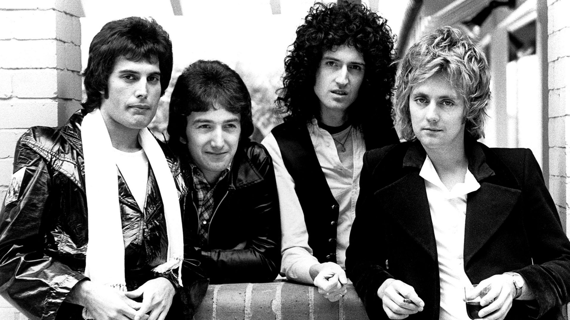 File:Queen News Of The World (1977 Press Kit Photo 01).jpg