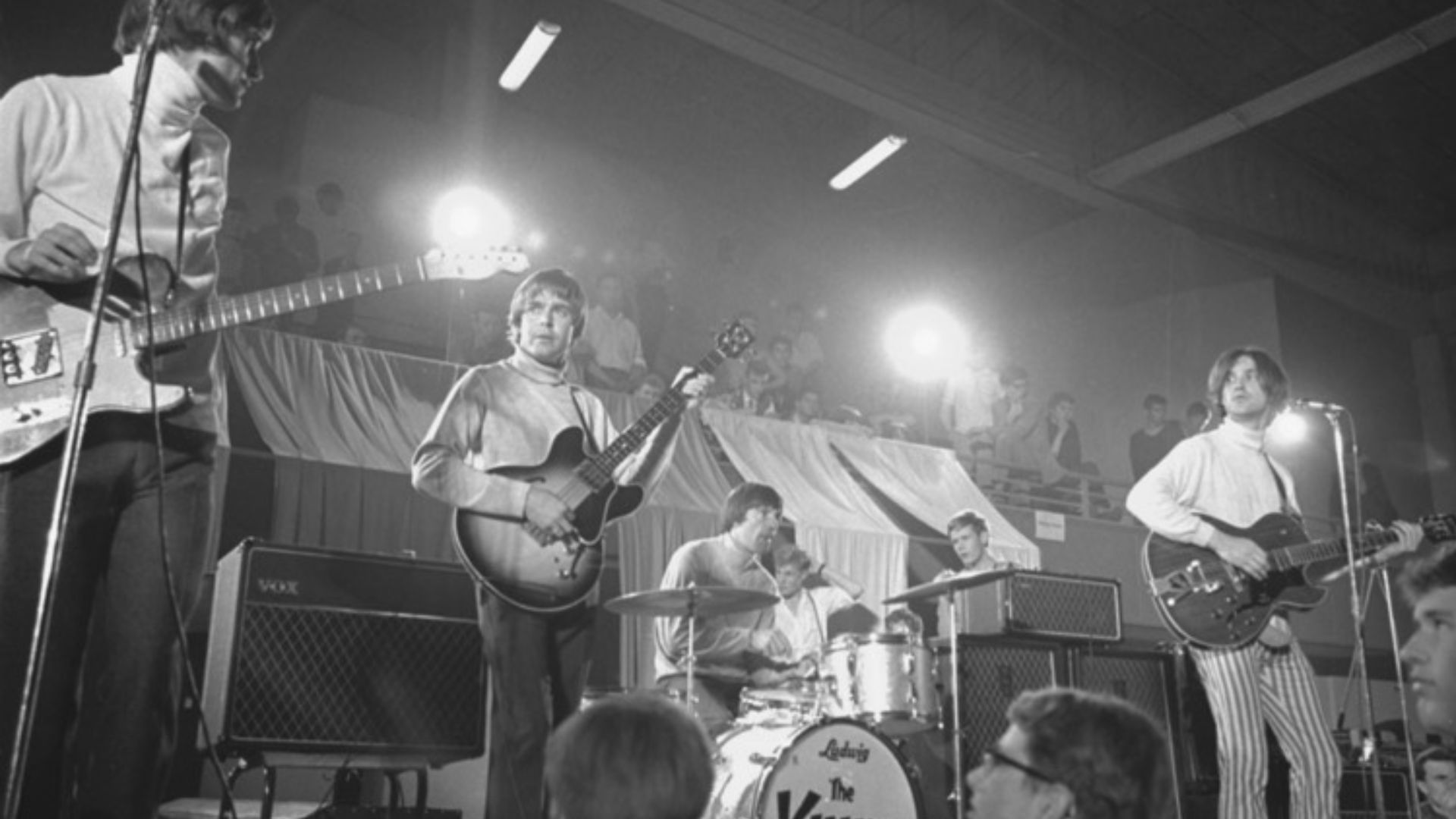 The Kinks i Nordstrandhallen, våren 1966. Per Doug Hinman's book, The Kinks: All Day and All of the Night: Day by Day Concerts, Recordings, and Broadcasts, 1961–1996 (Backbeat Books, ISBN 978-0-87930-765-3, p. 85), the Kinks played at Nordstrandshallen in Oslo on 16 June 1966 and at Landåshallen in Bergen on the 17th (There were no other 1966 performances in Norway). John Dalton is on bass, having temporarily replaced Pete Quaife on 9 June after Quaife's 3 June car accident (Hinman, pp. 84–85).