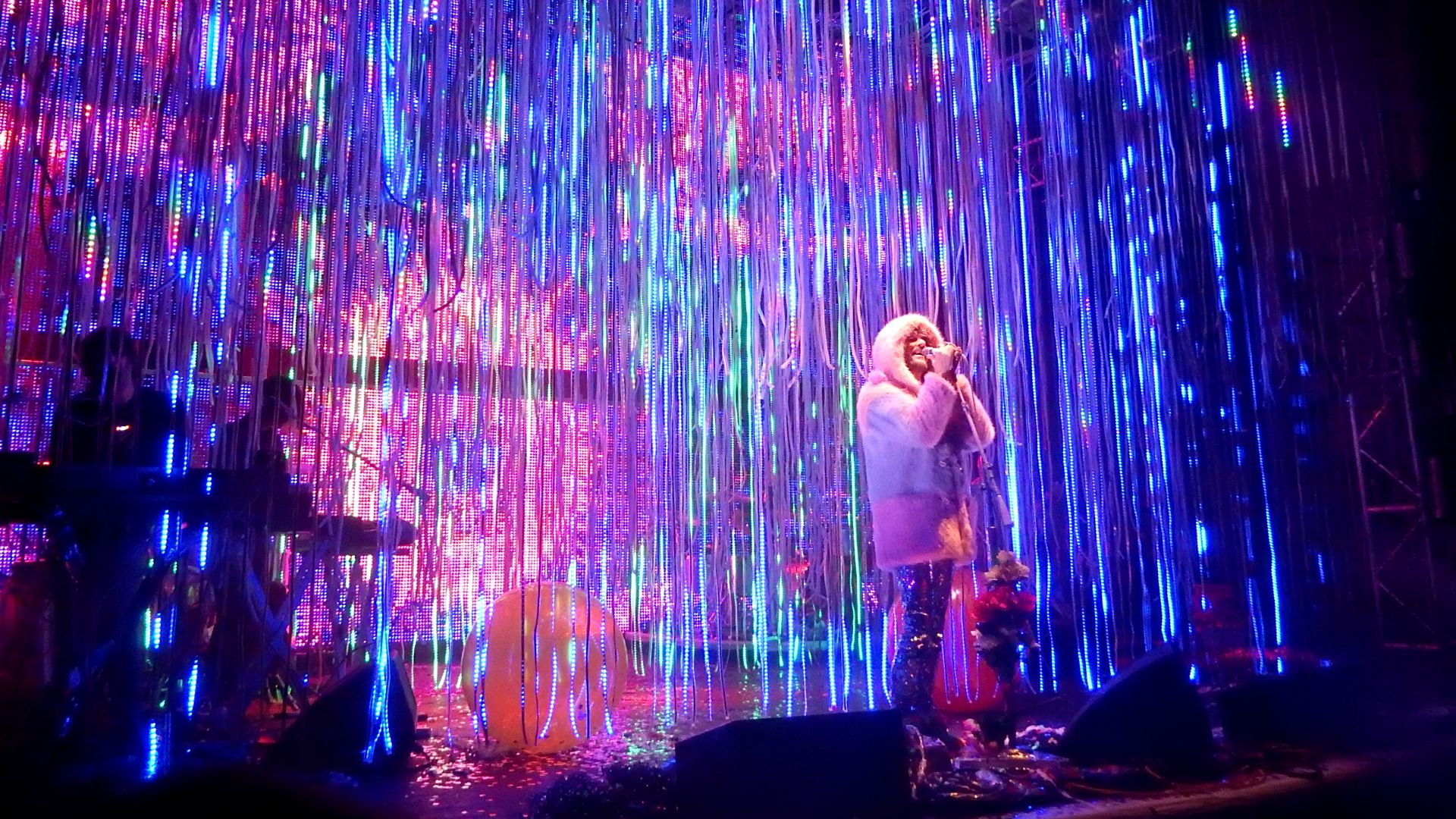 File:The Flaming Lips, Brixton Academy, London (32365989021).jpg