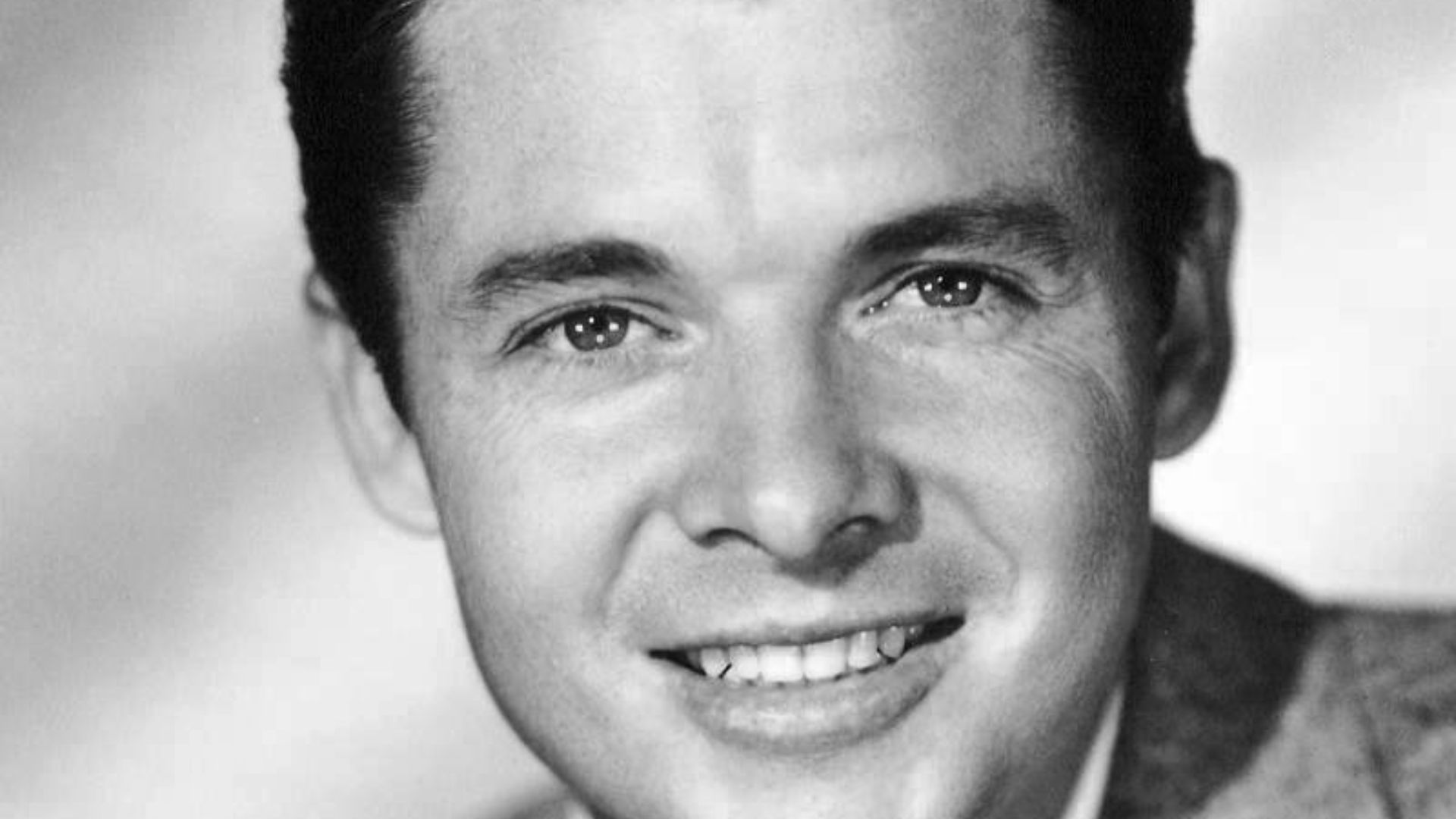Audie Murphy, promotion photo

Inventory: A2680: Marvelous Original DW photo of Audie
Subject(s): Audie Murphy
Setting: Publicity
Date (approx.): 1950's?
Photographer: -