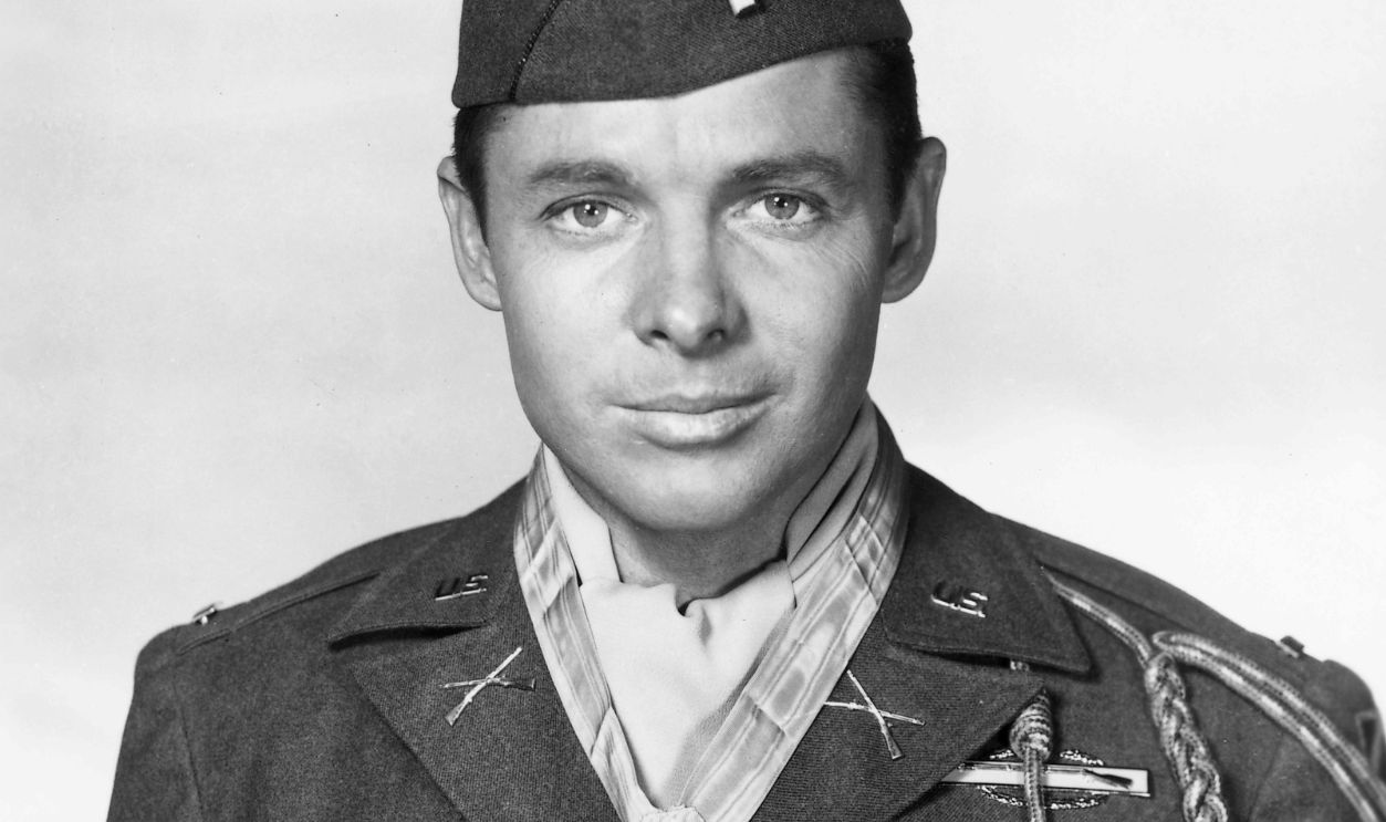Getty Images - 689265921 - American soldier and actor Audie Murphy (1925 - 1971) plays himself in the autobiographical film 'To Hell and Back', 1955. He is wearing the US Army Medal of Honor for valor.