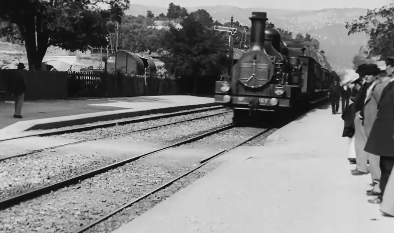 Screenshot from L’Arrivée d’un train en gare de La Ciotat (1896)