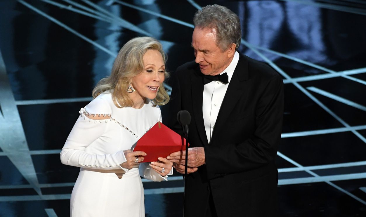 645725604 Actors Faye Dunaway (L) and Warren Beatty