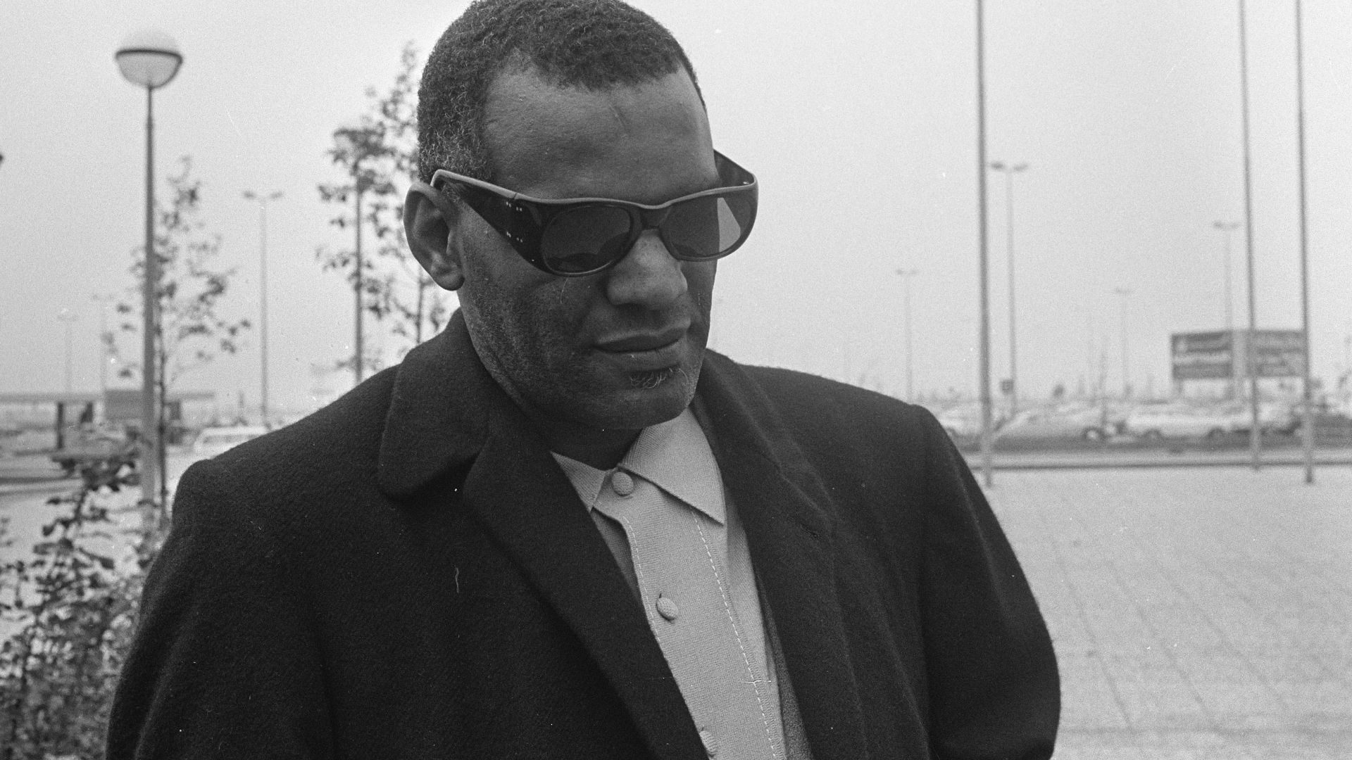 File:Aankomst Ray Charles (kop) op Schiphol Ray Charles, Bestanddeelnr 921-7411.jpg