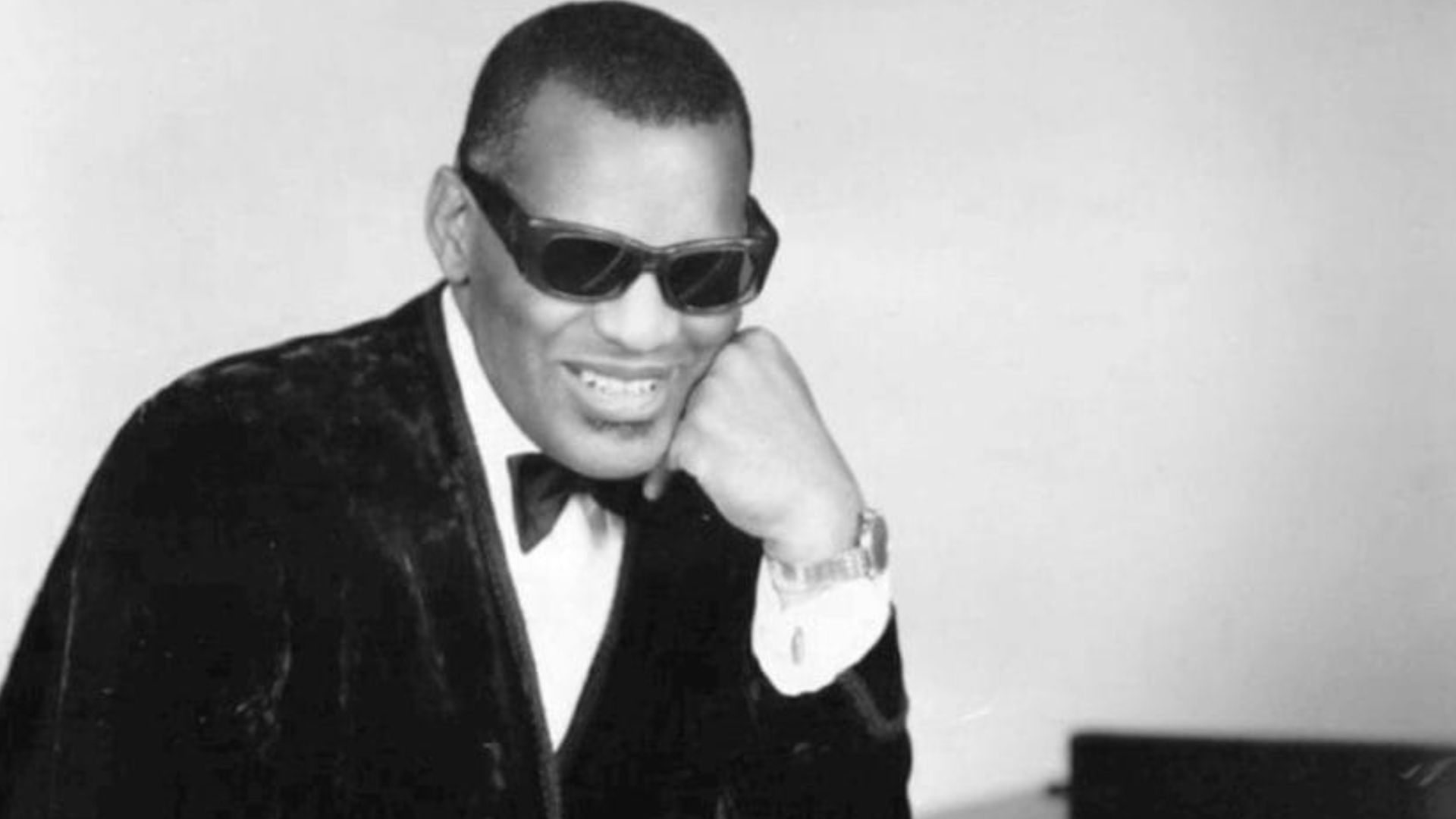 File:Ray Charles classic piano pose.jpg
