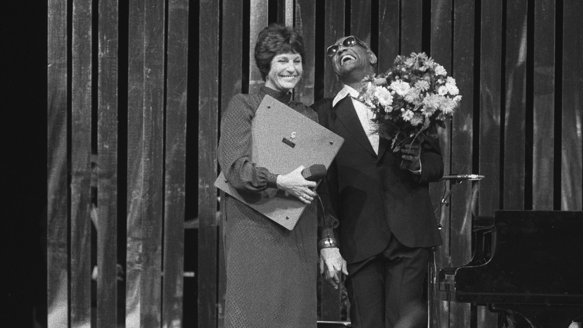 File:Mies Bouwman reikt een gouden plaat uit aan Ray Charles, Bestanddeelnr 931-8108.jpg