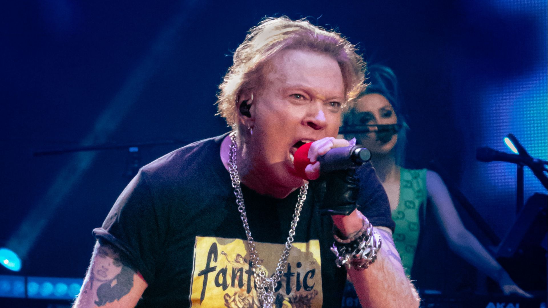 File:Axl Rose sings in London 2022.jpg