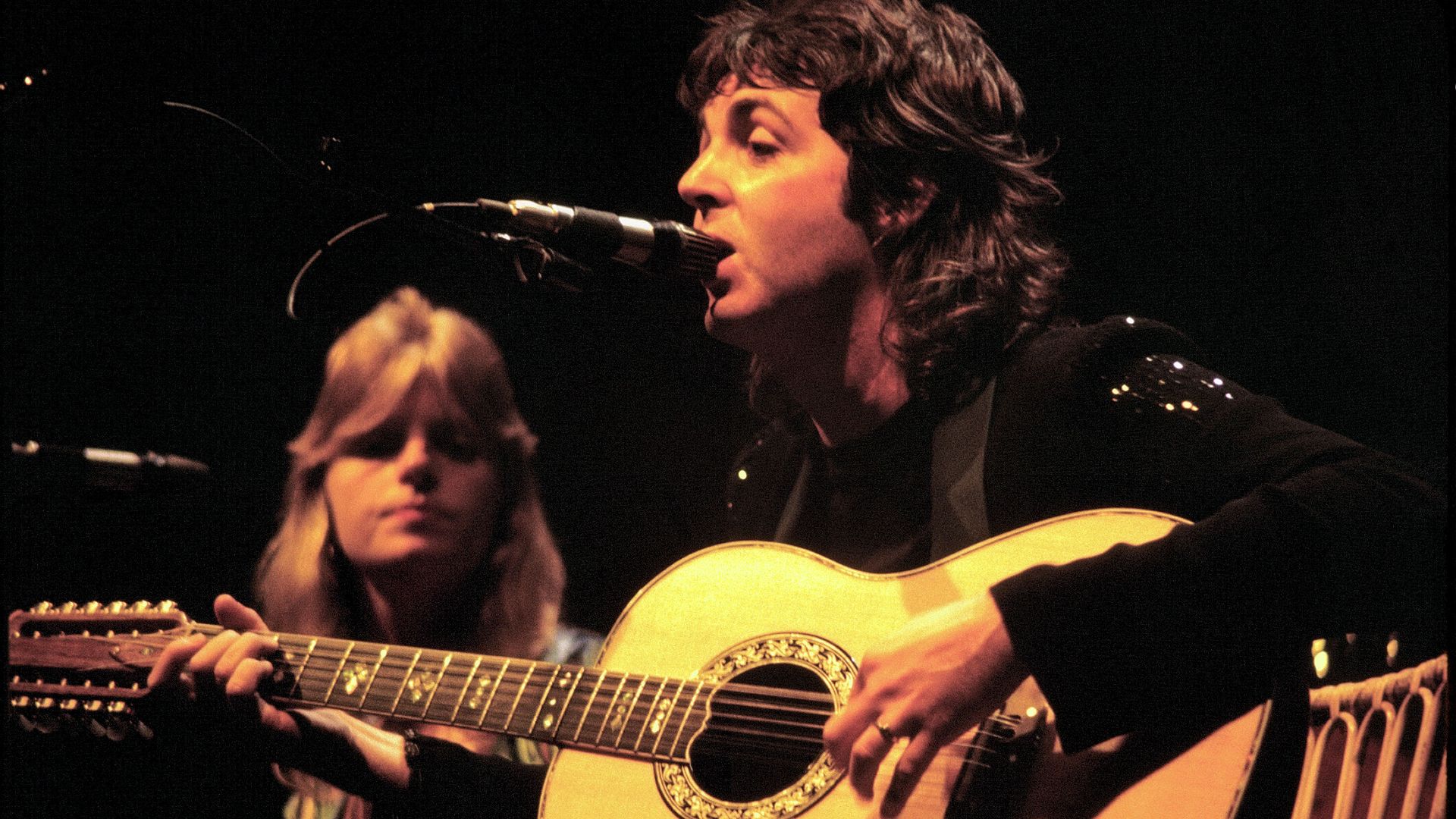 File:Paul McCartney with Linda McCartney - Wings - 1976.jpg