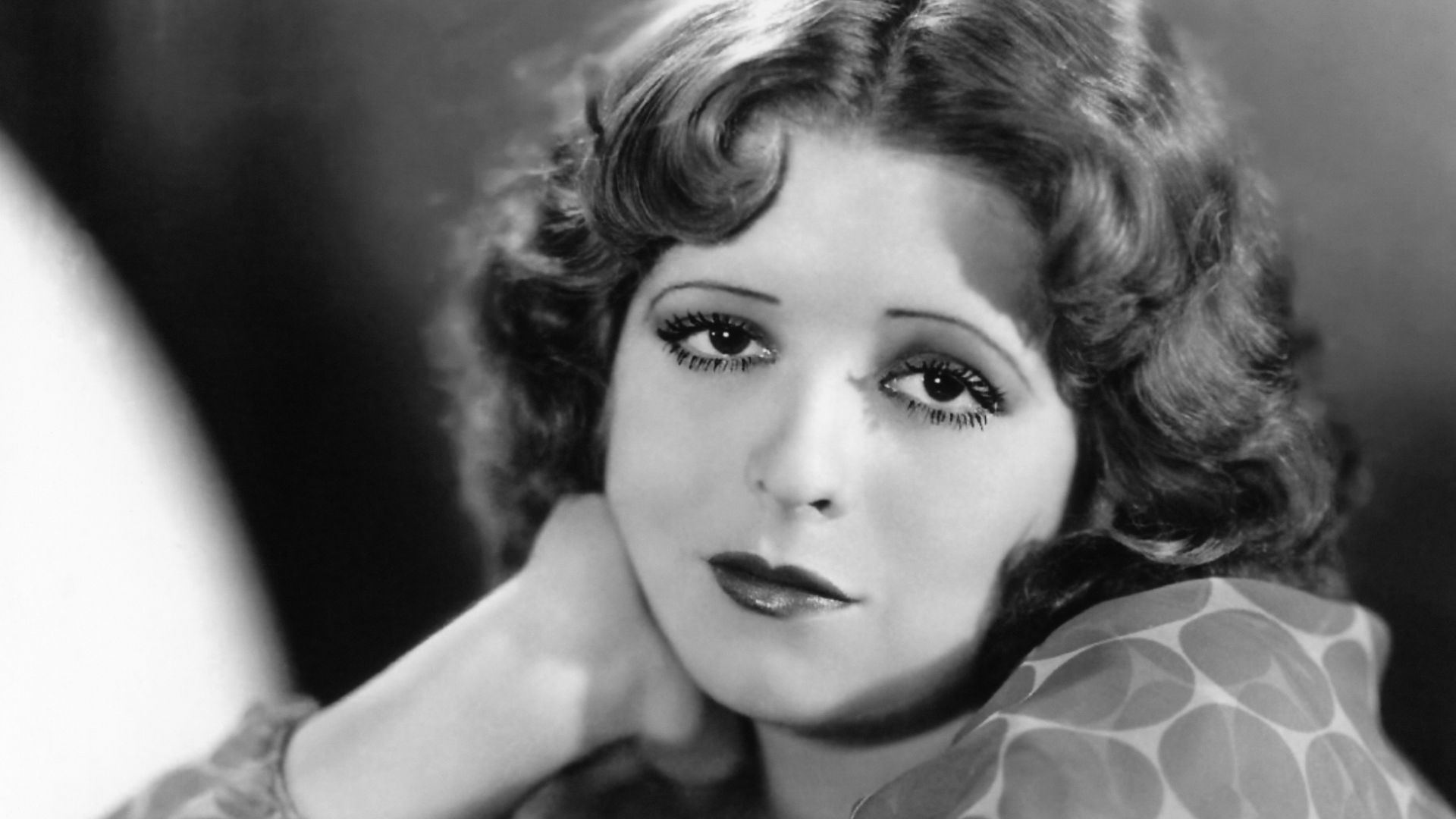 File:Clara Bow, grayscale.jpg