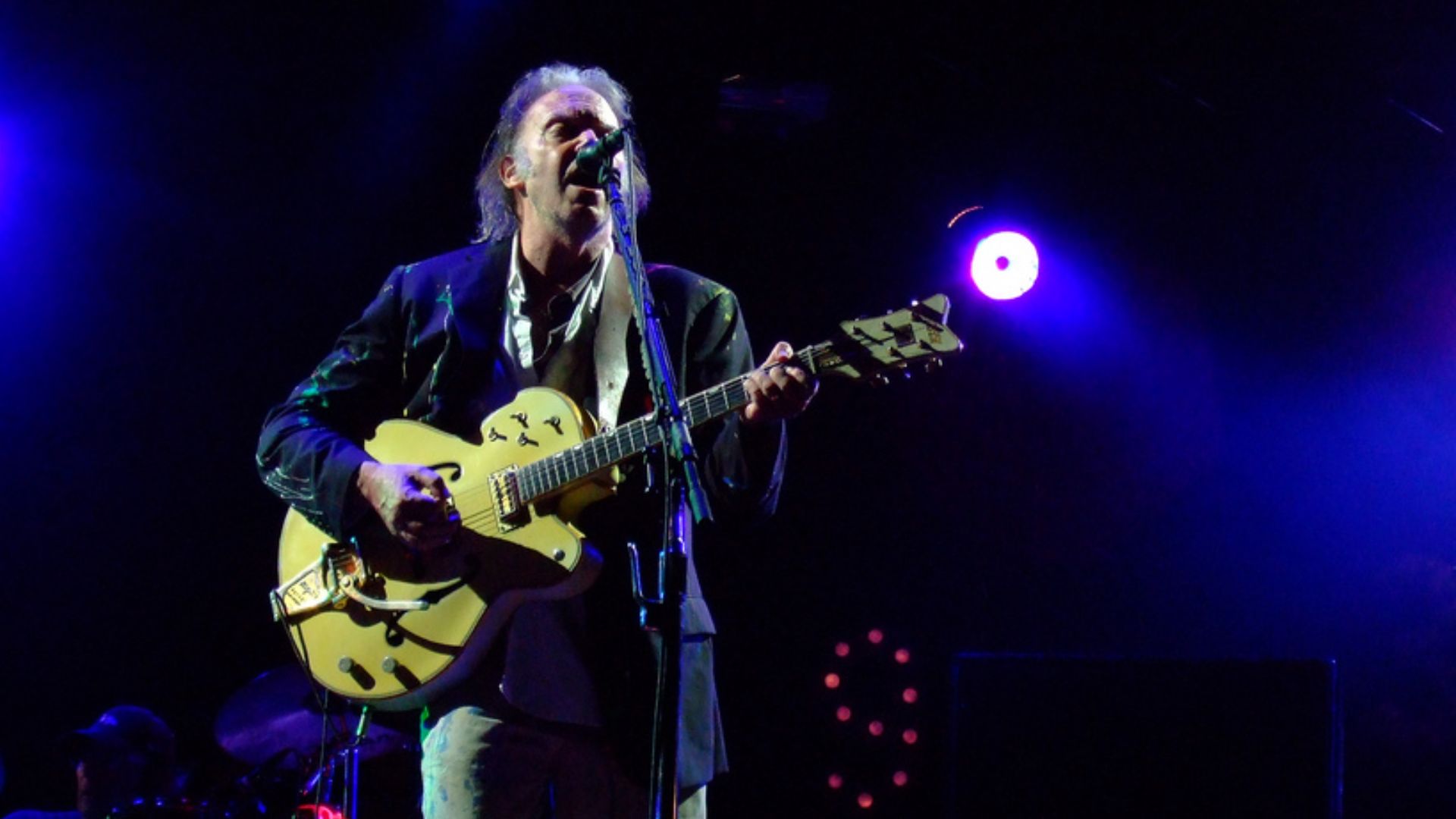 File:Neil Young at Bospop 2008 (b).jpg