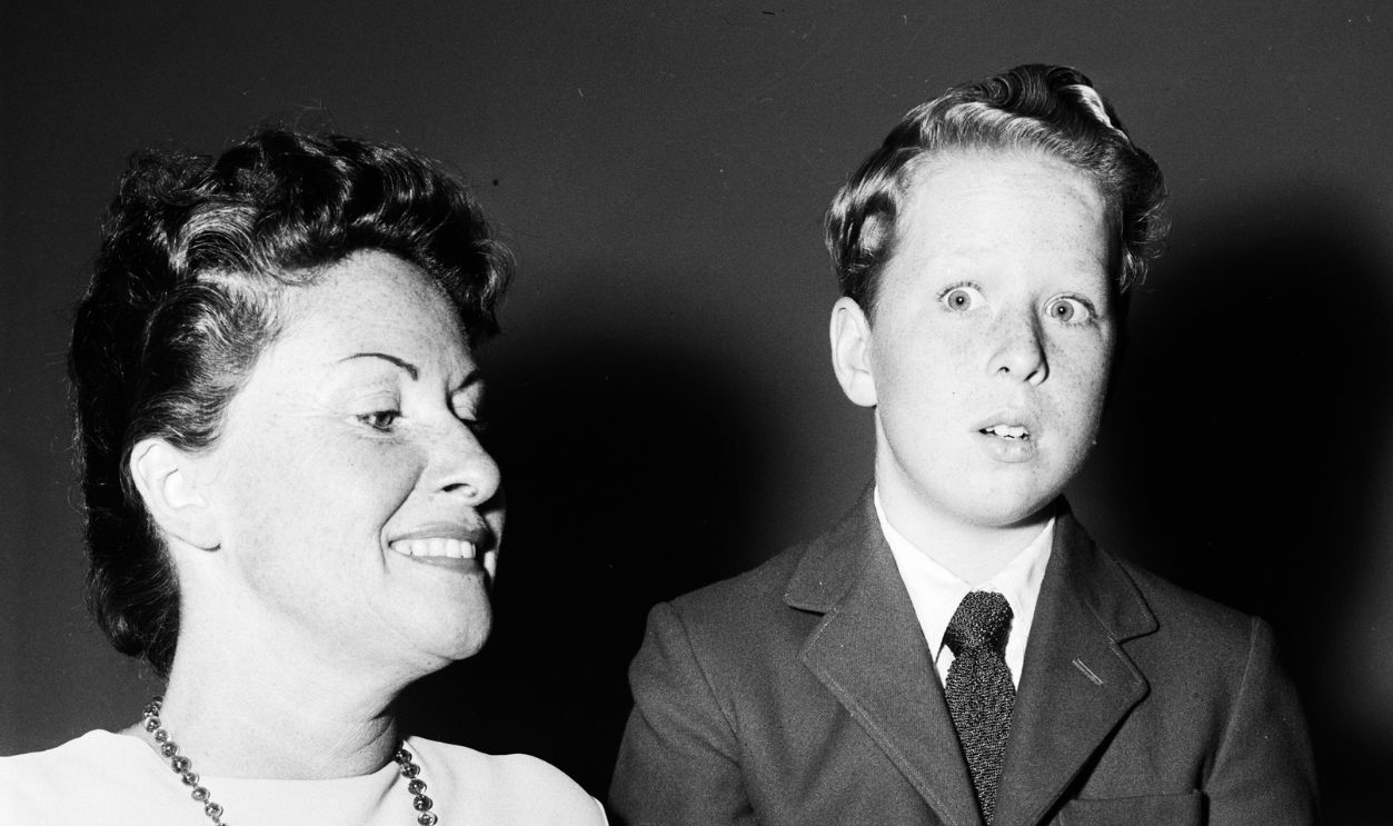 Getty Images - 1047933748 - Hamer contract approval, 1958