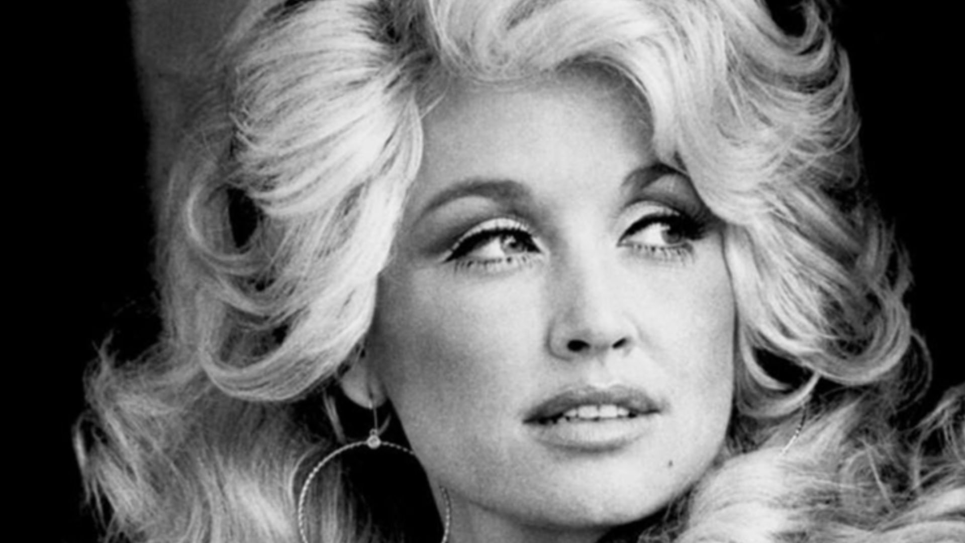 Publicity shot of American singer Dolly Parton, 1977