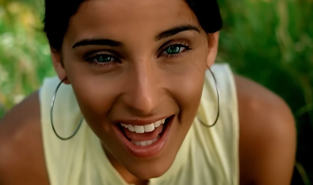 Nelly Furtado – “I’m Like A Bird” (2001)