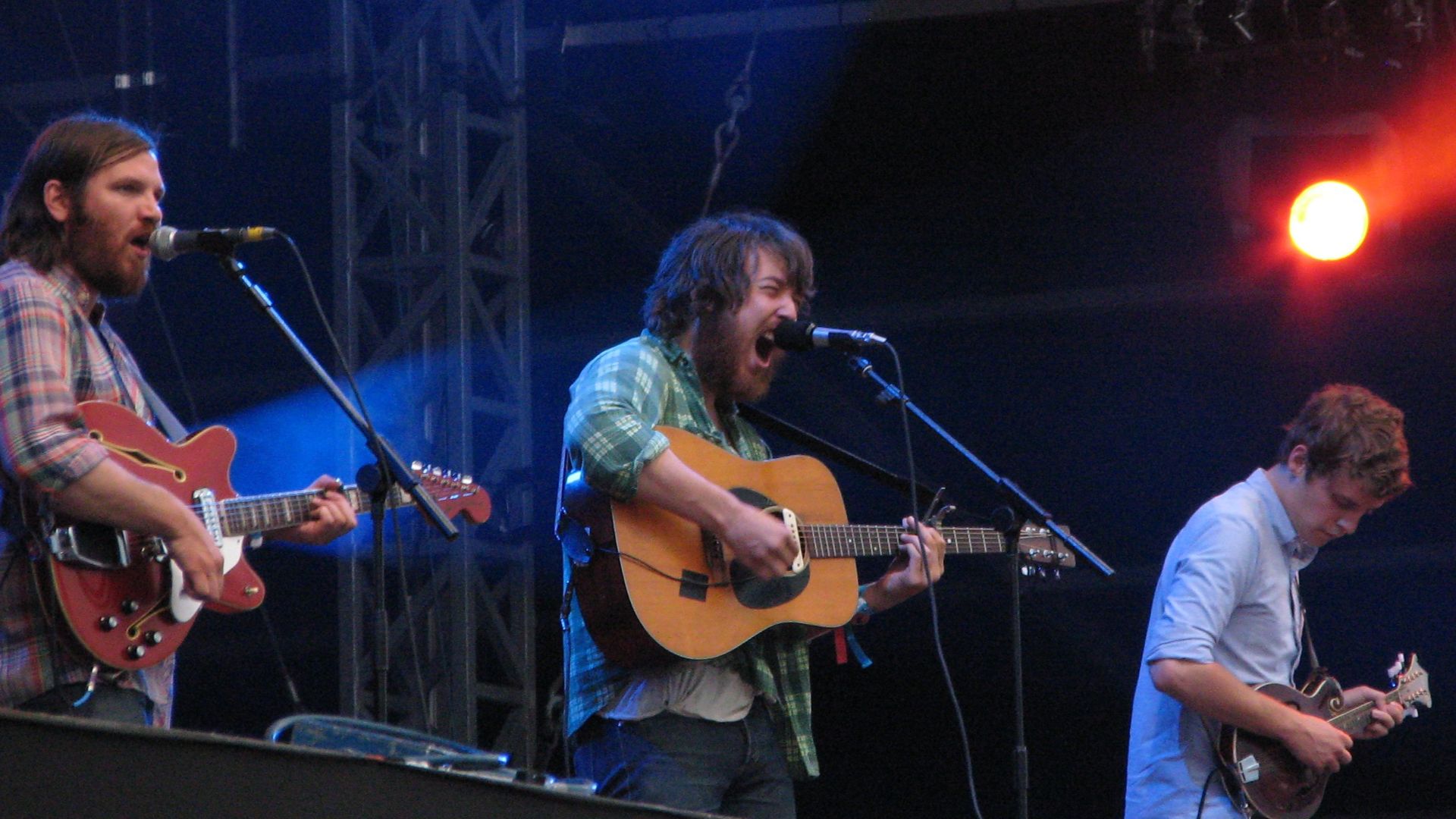 Hard Rock Calling 155 - The Fleet Foxes With scarves of red tied round their throats, to keep their heads from falling in the snow...