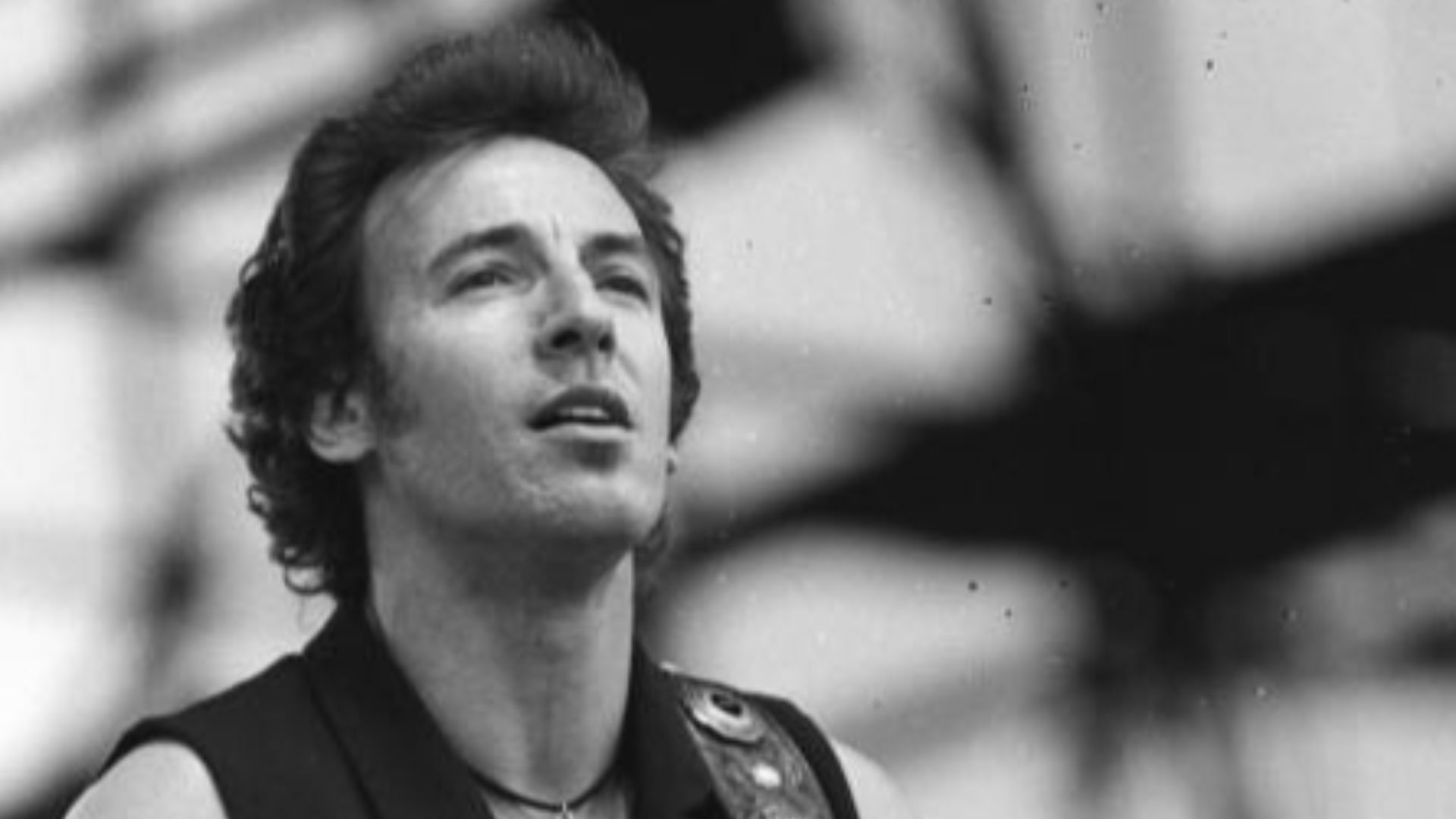 For documentary purposes the German Federal Archive often retained the original image captions, which may be erroneous, biased, obsolete or politically extreme. ADN-ZB/Uhlemann/19.7.88/Berlin: Springsteen Konzert/ Der US-amerikanische Sänger und Gitarrist Bruce Springsteen gab zur Eröffung des 5. Berliner Rocksommers ein Konzert auf der Radrennbahn in Weißensee