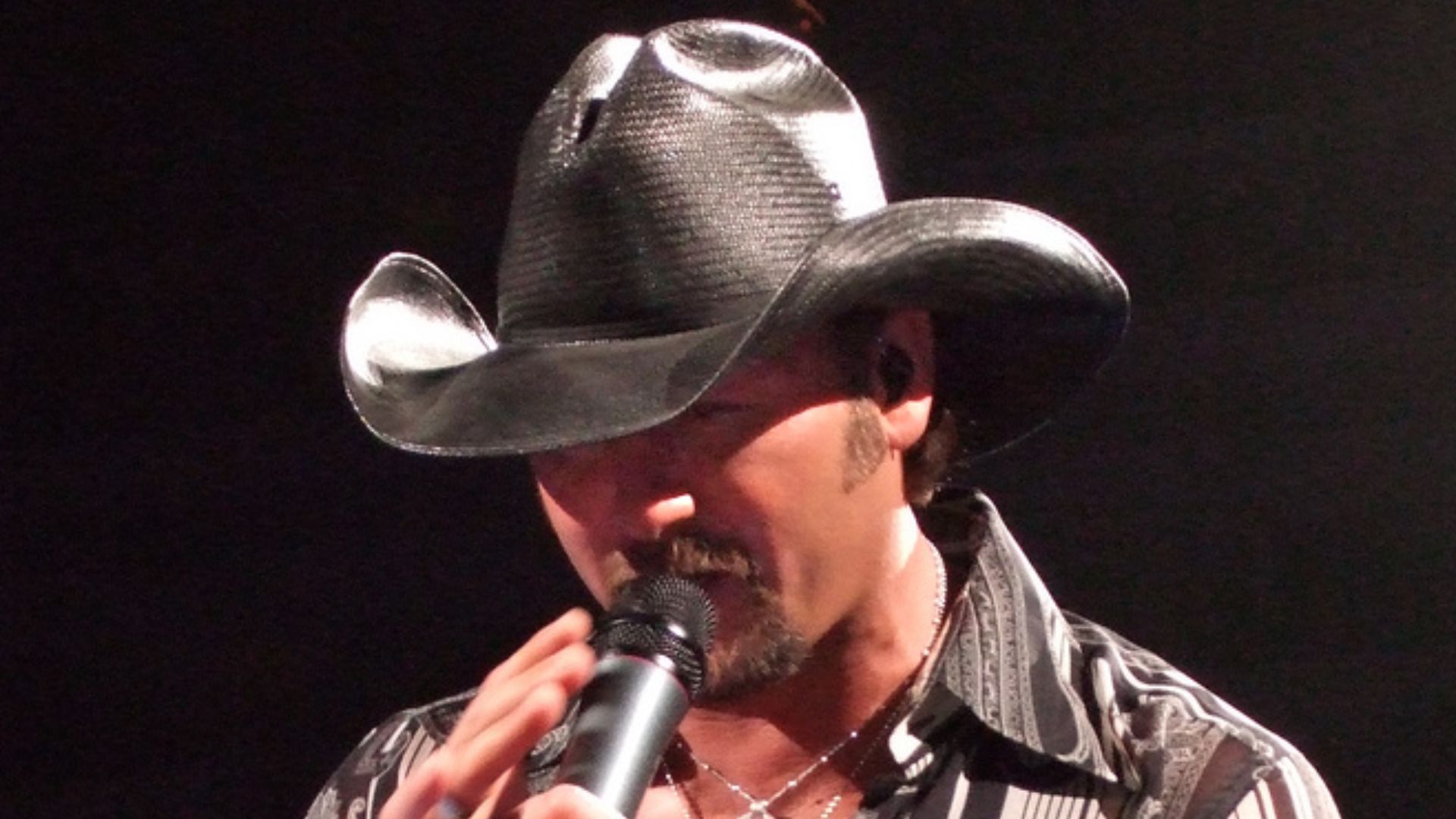 Tim McGraw performing on his Soul II Soul Tour, in 2006.