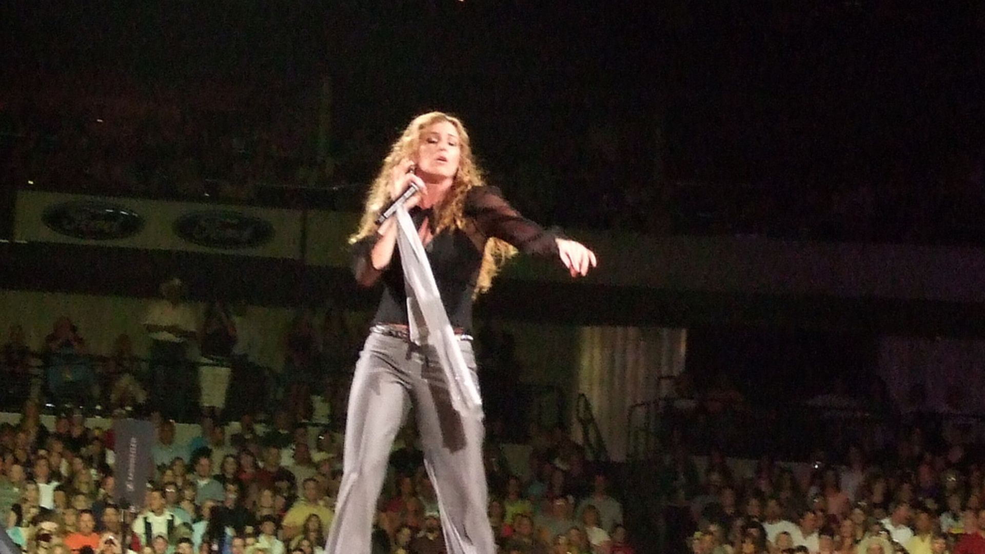 Faith Hill performing on the Soul 2 Soul II Tour