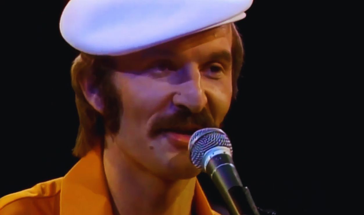 Screenshot from Moonlight Feels Right - Starbuck (1976) 