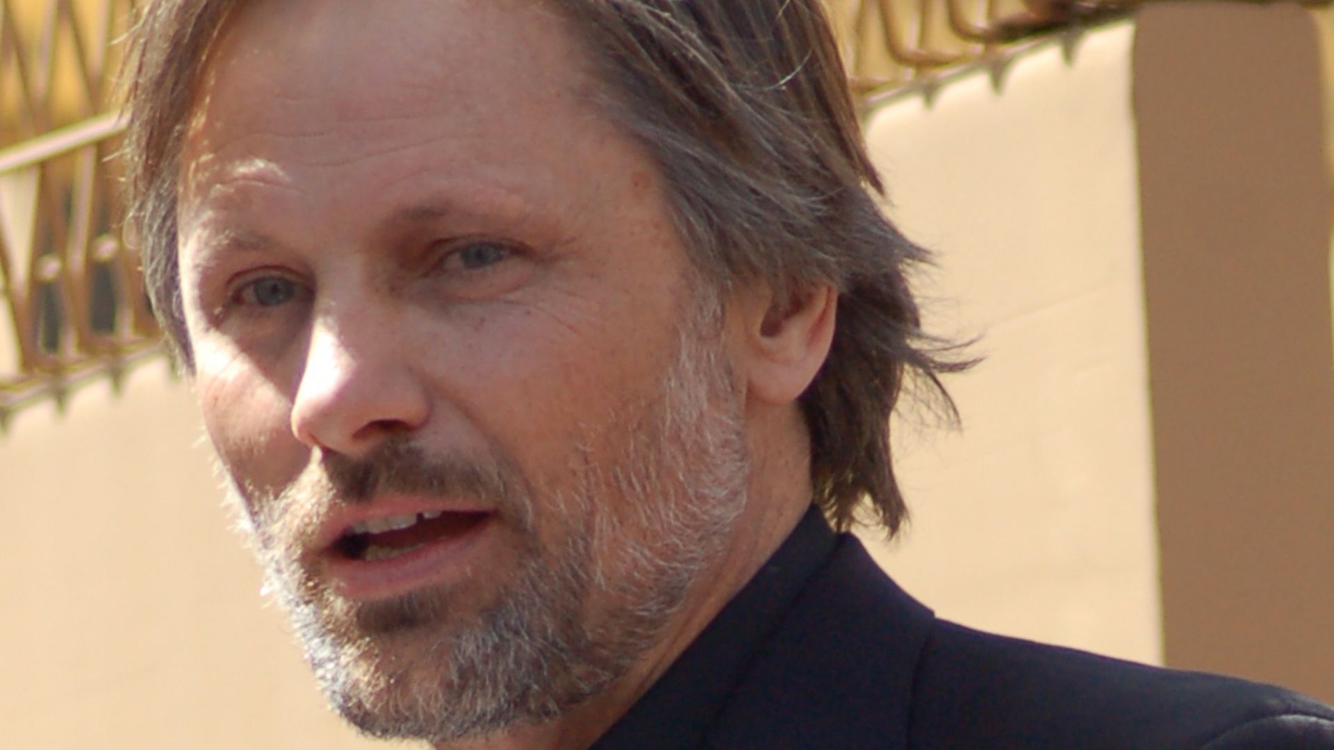 Viggo Mortenson speaking at a ceremony for Dennis Hopper to receive a star on the Hollywood Walk of Fame.