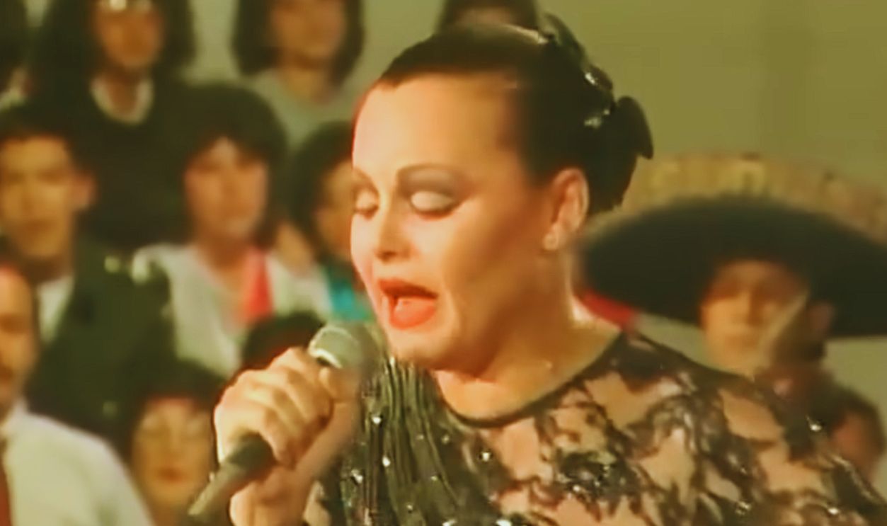  Screenshot from Amor Eterno – Rocío Dúrcal (1984) 