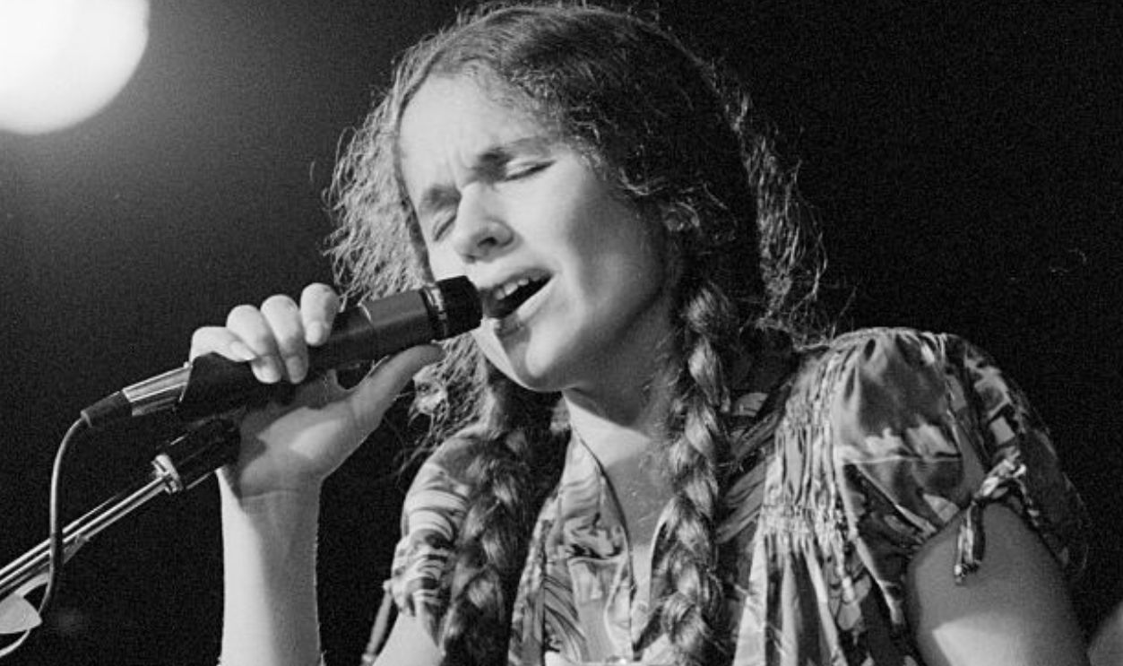 Nicolette Larson Singing at the Old Waldorf