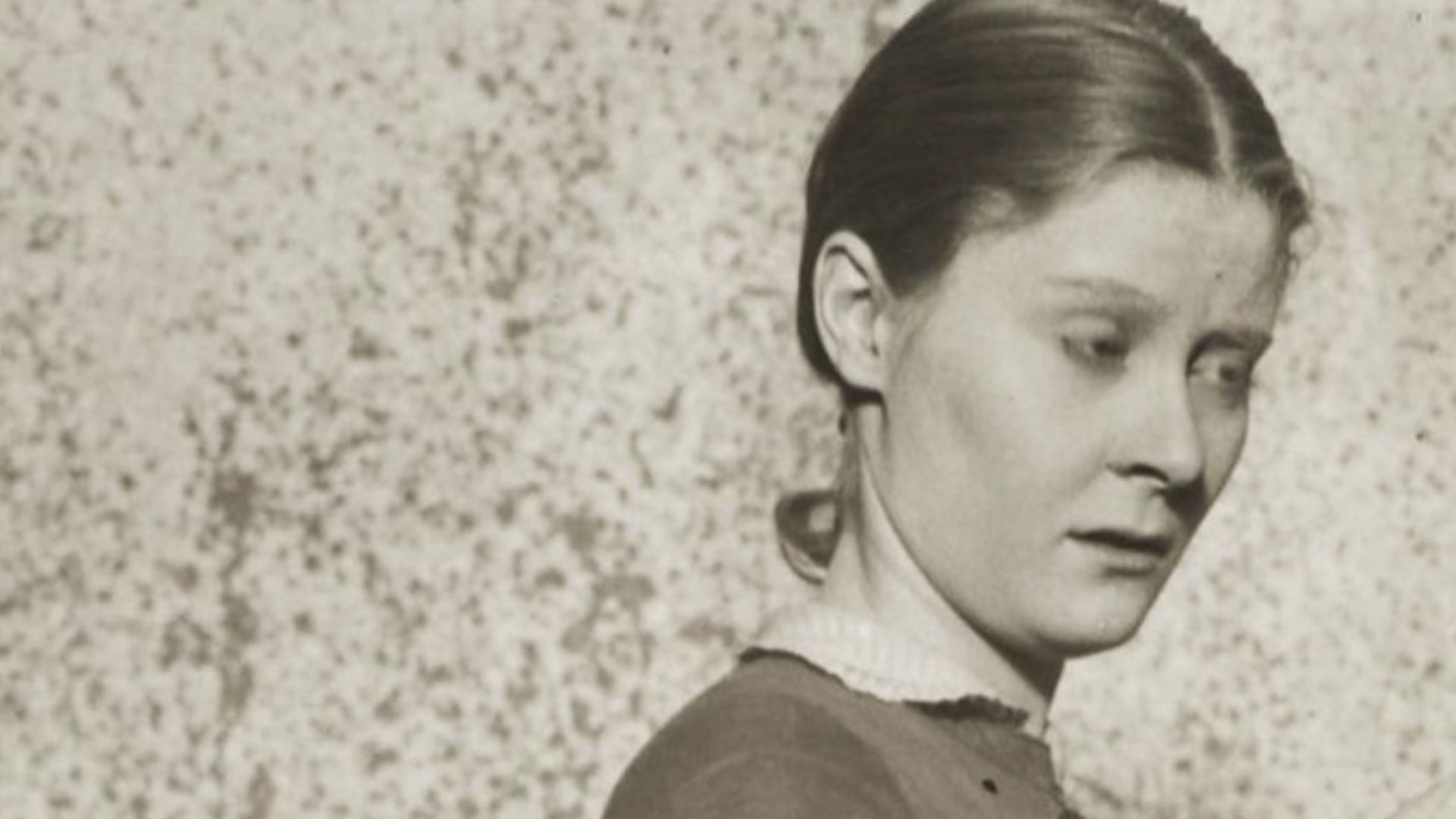 Photograph of Peg Entwistle, posing in costume for a scene in Wild Duck. Circa 1925. Cropped version. Theatrical Portrait Photographs, TCS 28, Harvard Theatre Collection, Houghton Library, Harvard University