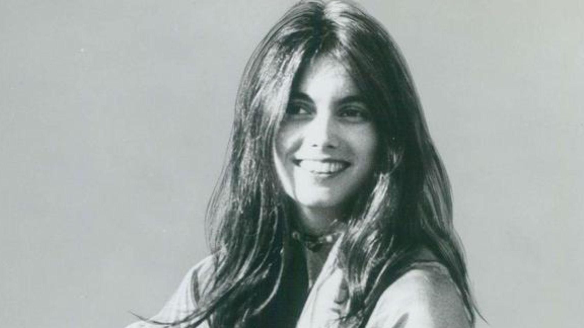 Press photo of the American musician Emmylou Harris. No copyright markings on the photo.