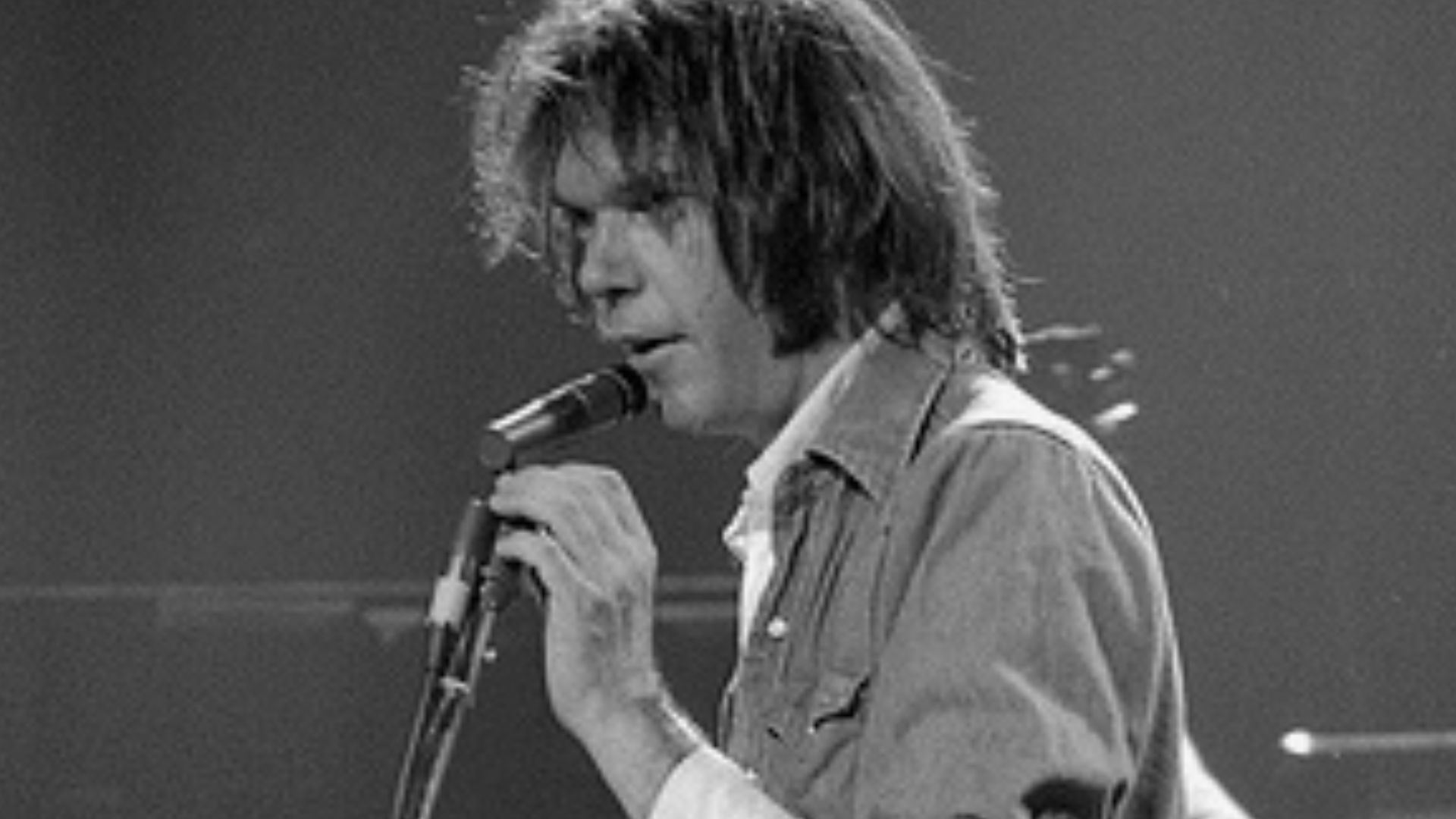 * Neil Young singing at a concert November 9, 1976, in Austin, Texas.
© 1976 Mark Estabrook. Submitted to Wiki by copyright holder: Mark Estabrook.