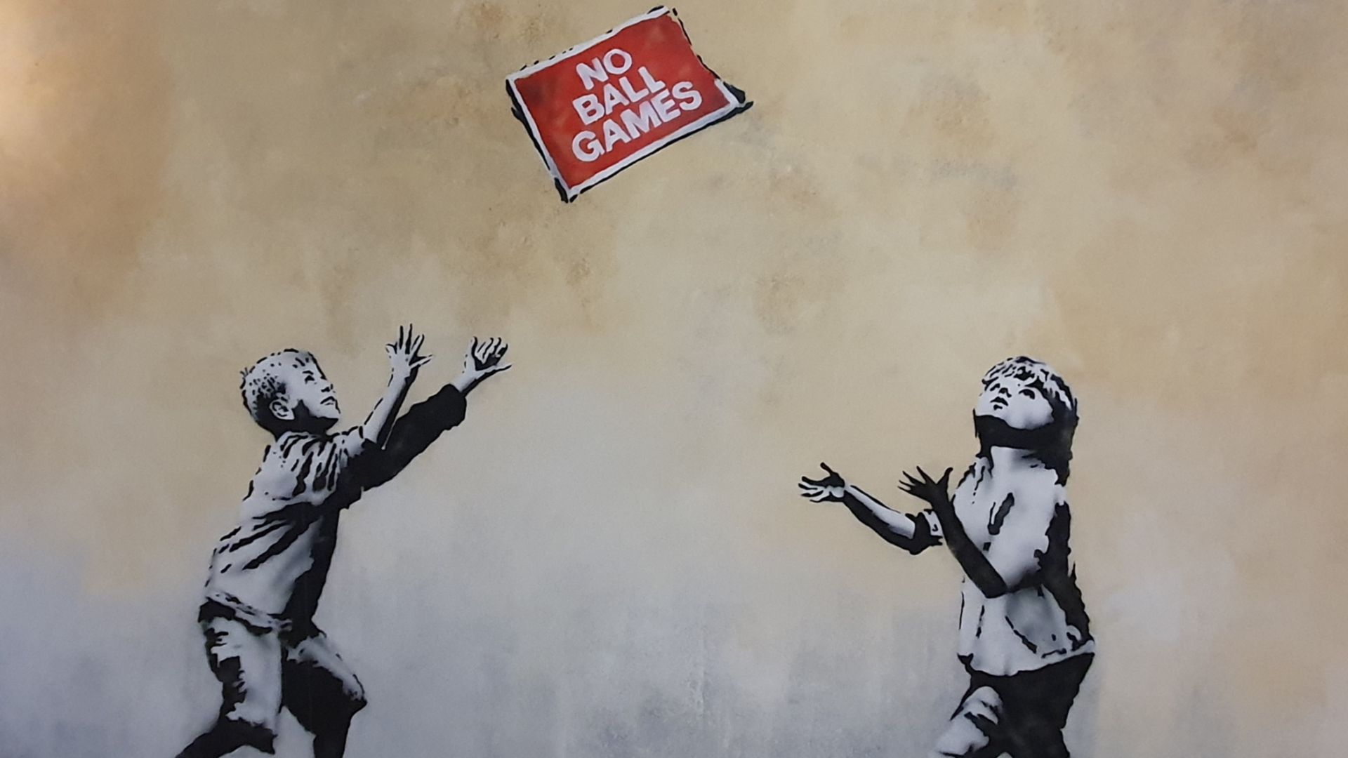 Proibido Jogos de Bola, tinta spray de 2009 de Banksy, em Tottenham, Londres. Mais tarde a obra foi divida em 3 e vendida por cerca de £500.000, tendo grande parte deste montante sido aplicado no apoio a crianças desfavorecidas.