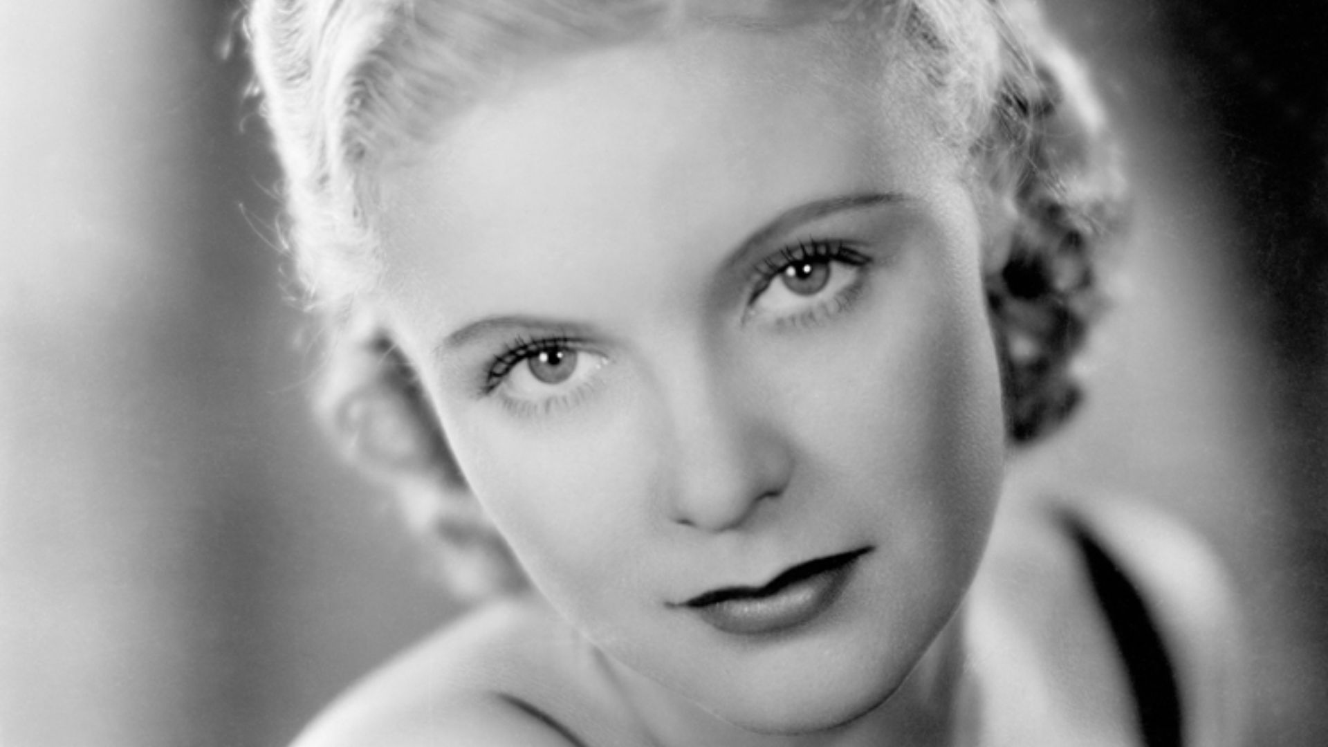 Portrait photograph of actress Jean Muir (1911–1996)