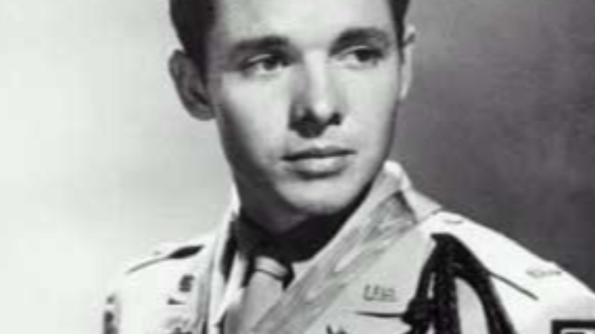 File:Audie Murphy uniform medals.jpg