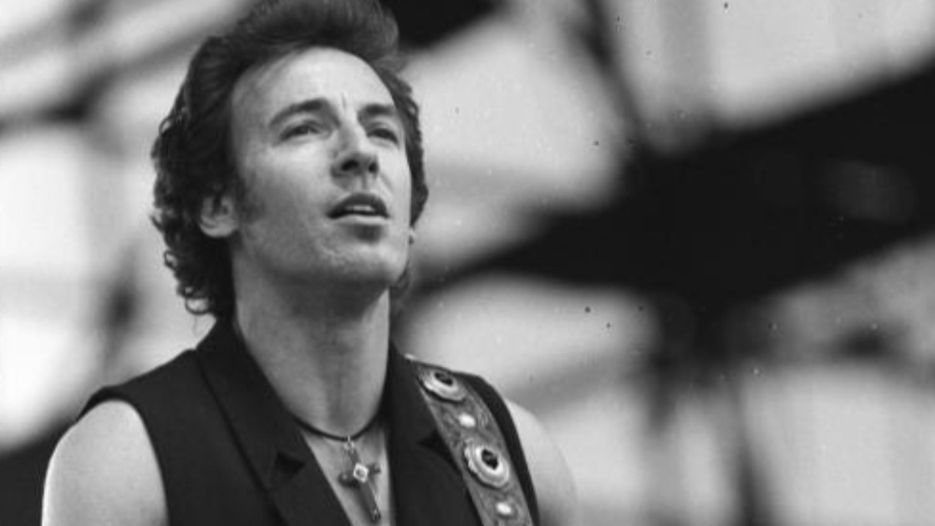 For documentary purposes the German Federal Archive often retained the original image captions, which may be erroneous, biased, obsolete or politically extreme. ADN-ZB/Uhlemann/19.7.88/Berlin: Springsteen Konzert/ Der US-amerikanische Sänger und Gitarrist Bruce Springsteen gab zur Eröffung des 5. Berliner Rocksommers ein Konzert auf der Radrennbahn in Weißensee