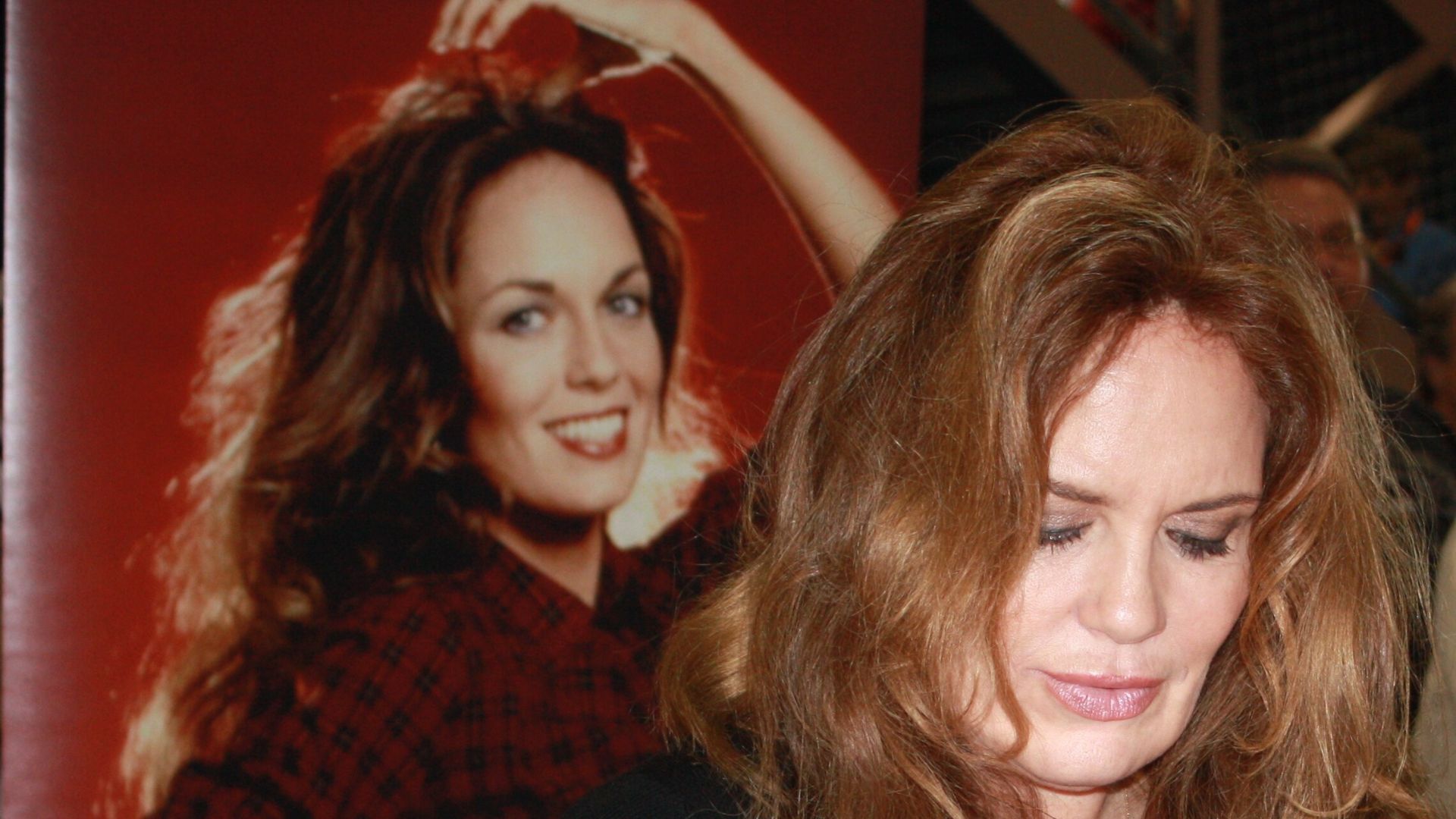 Catherine Bach signing autographs at the 2009 Sacramento Autorama at Cal Expo in Sacramento, CA

2.7.09
