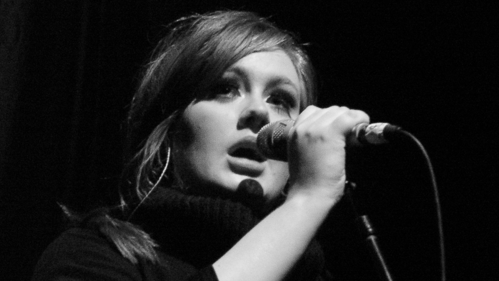 Adele on a concert in January 2009.