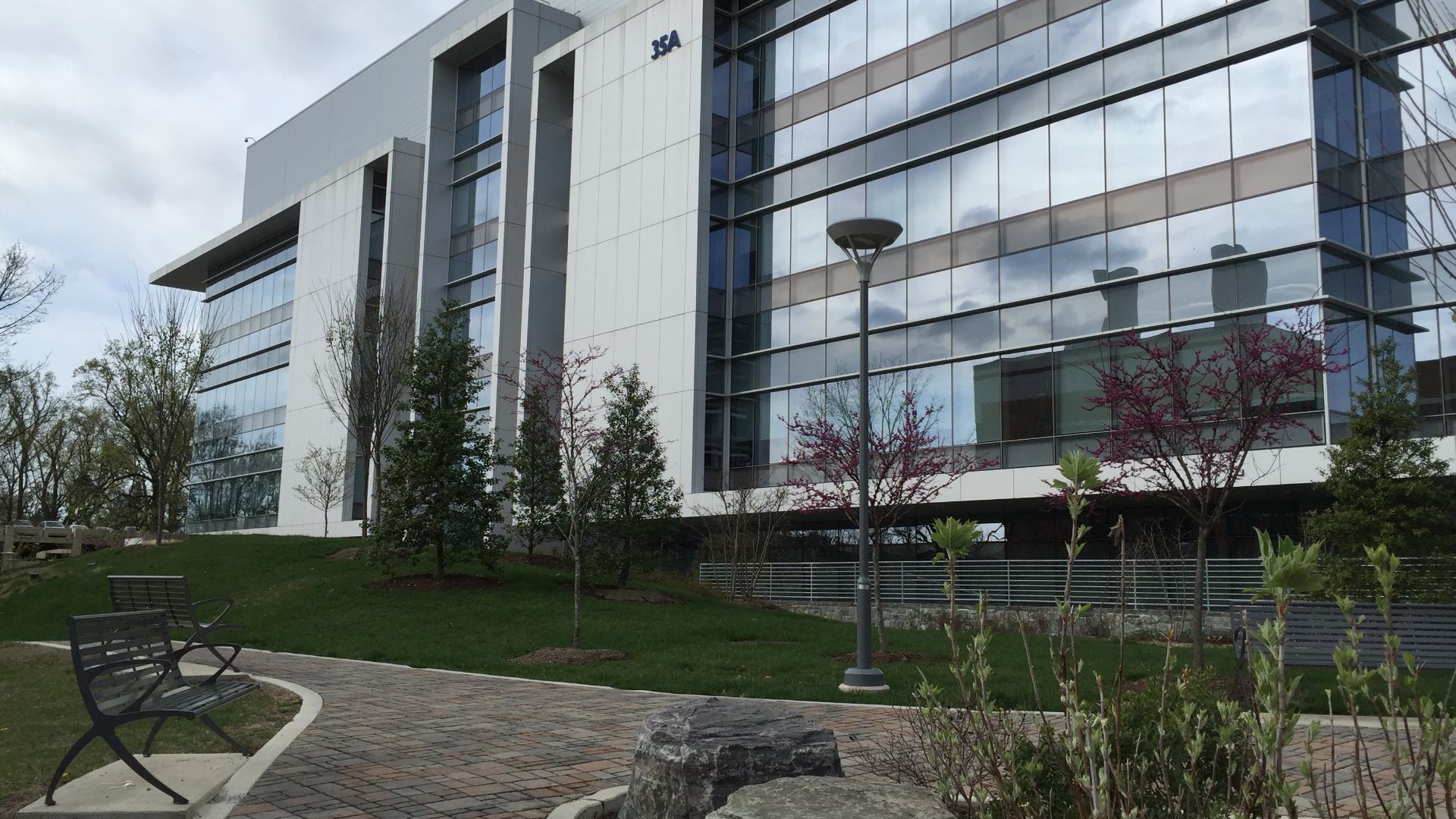 File:The John Edward Porter Neuroscience Research Center, Spring 2016 (26004283550).jpg