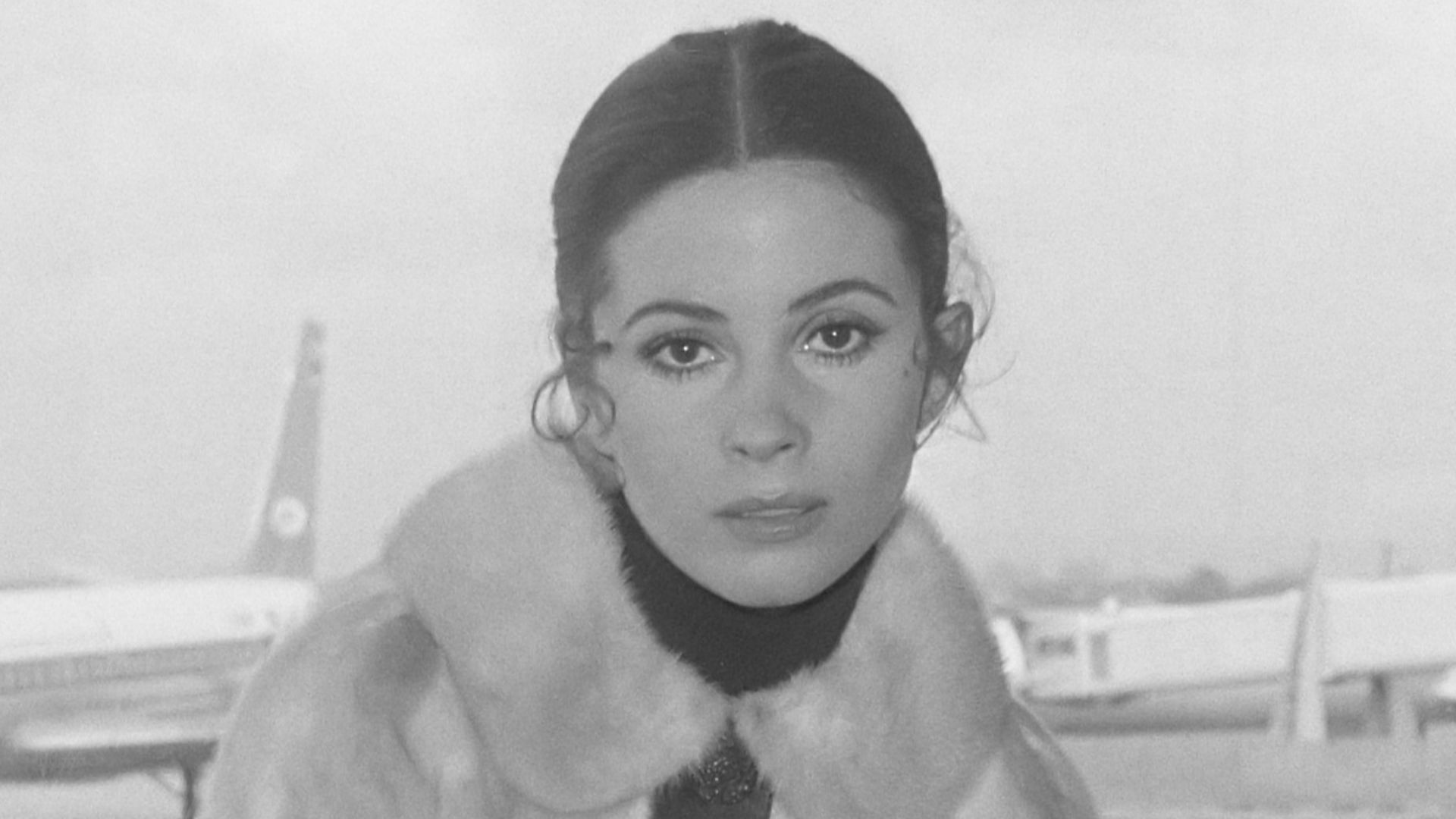 Filmopnamen op Schiphol met Barbara Parkins voor film