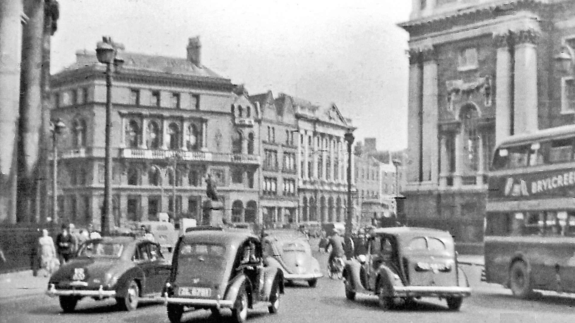 Dublin:  NE on College Green, 1955.
Bank of Ireland on left, Trinity College on right. A Period scene?