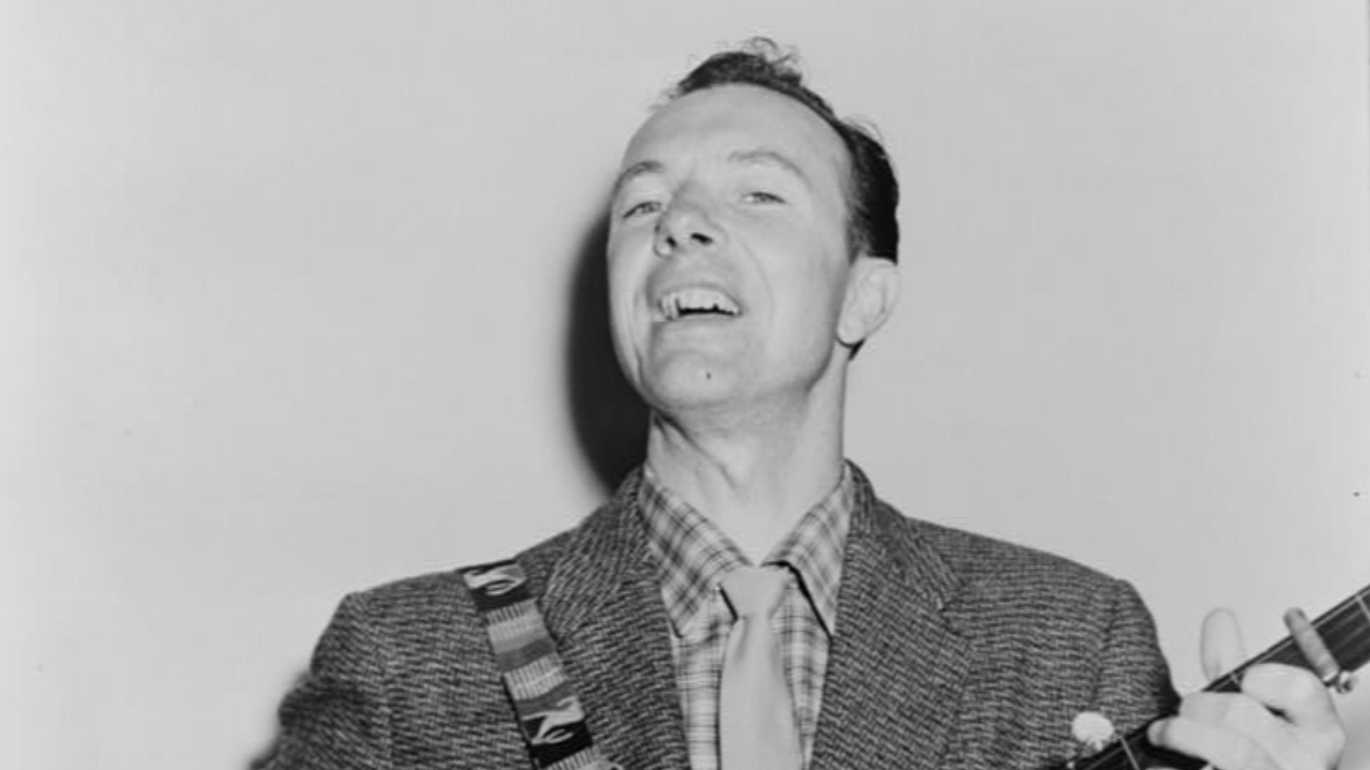 File:-Pete Seeger, half-length portrait, singing while playing banjo- (LOC) (54782348215).jpg