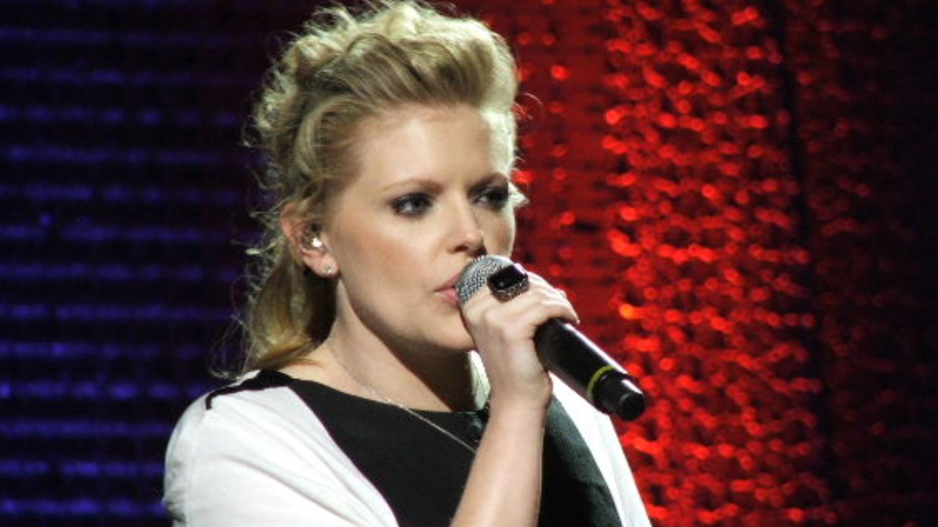 Natalie Maines of the Dixie Chicks in Austin, TX. Photo - Ron Baker.