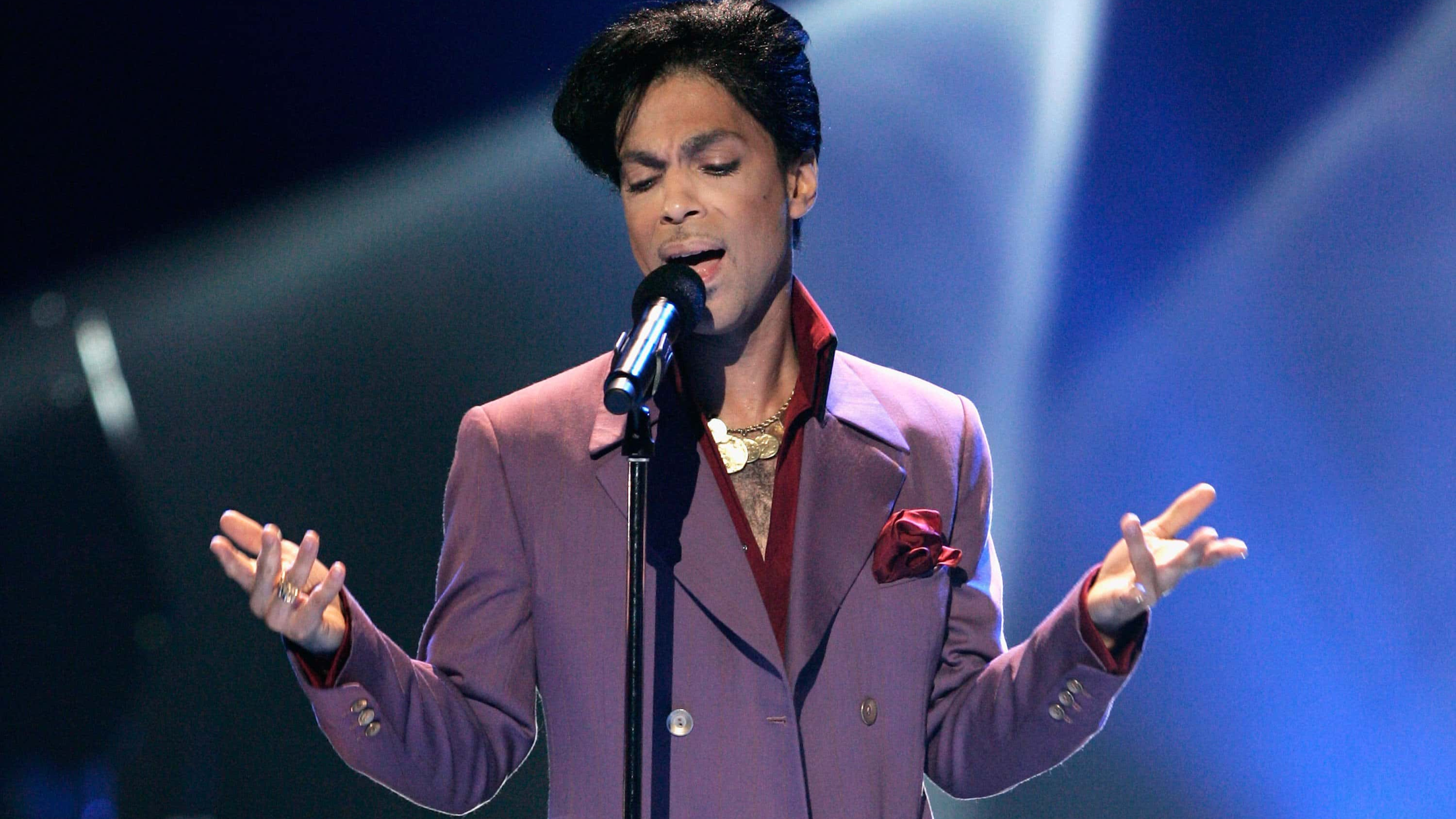 American Idol Season 5 Finale - Show LOS ANGELES, CA - MAY 24: Musician Prince performs onstage during the American Idol Season 5 Finale on May 24, 2006 at the Kodak Theatre in Hollywood, California.