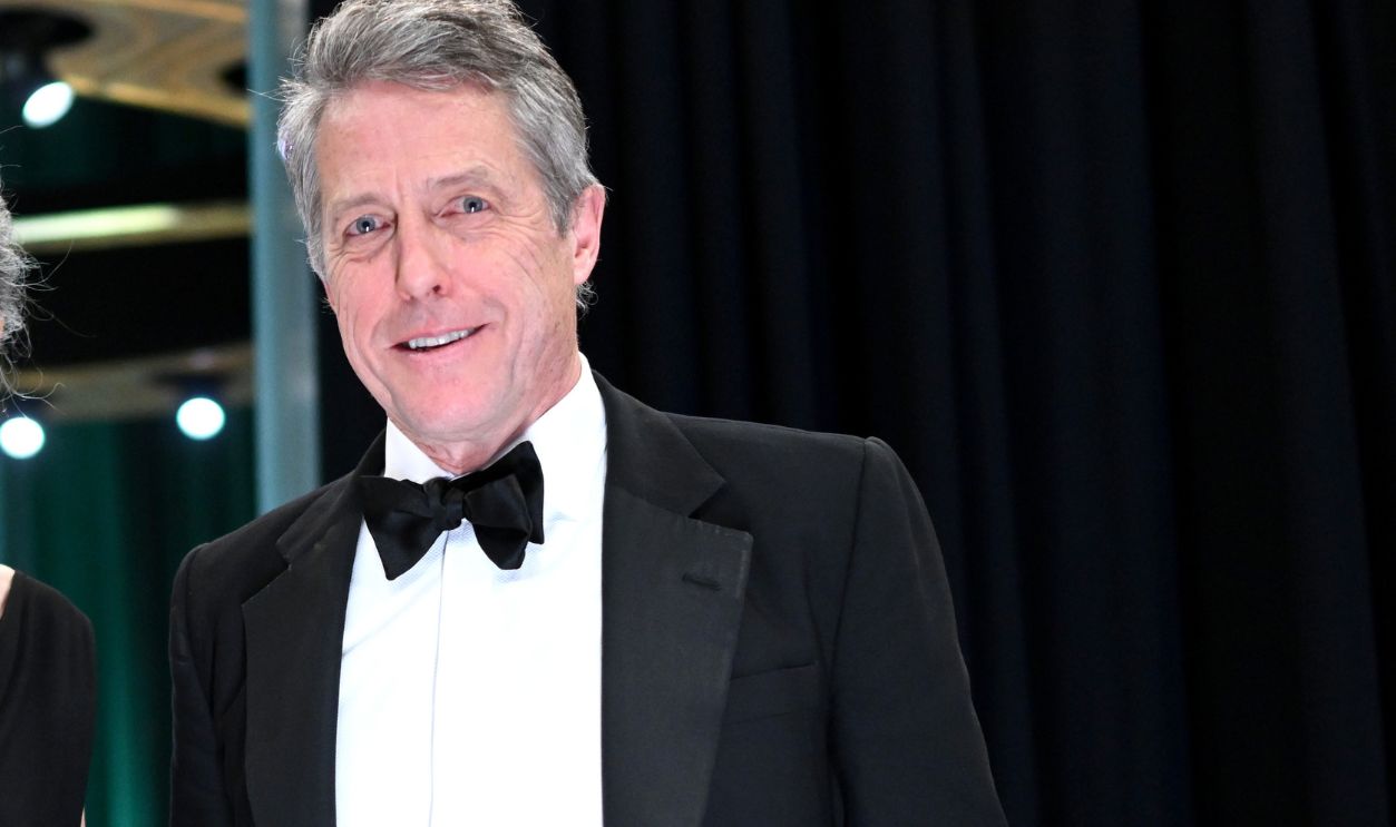 95th Annual Academy Awards - Backstage HOLLYWOOD, CALIFORNIA - MARCH 12: In this handout photo provided by A.M.P.A.S., Andie MacDowell and Hugh Grant are seen backstage during the 95th Annual Academy Awards on March 12, 2023 in Hollywood, California.