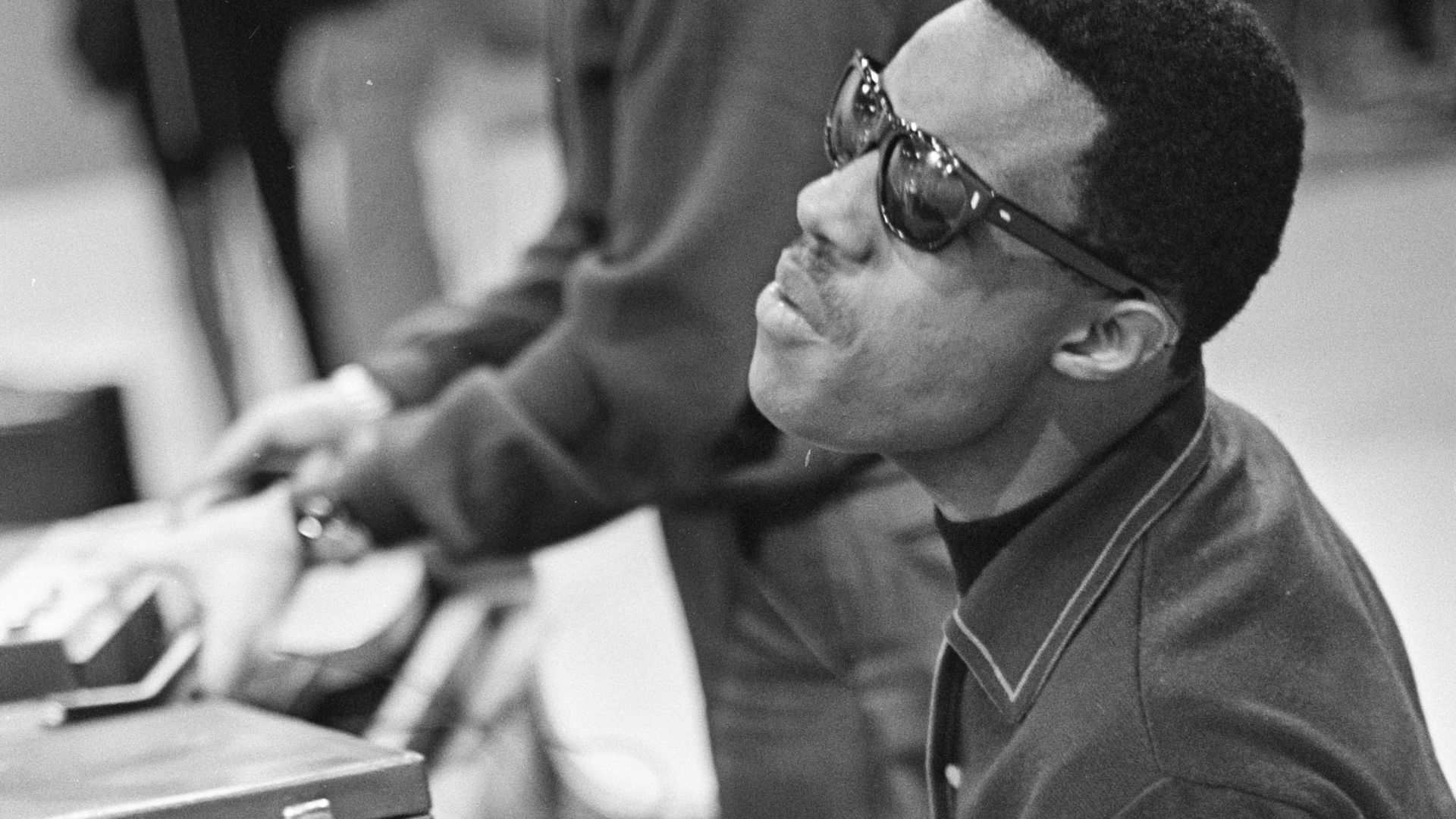 Stevie Wonder (zanger) voor TROS-TV. Stevie Wonder tijdens repetitie.