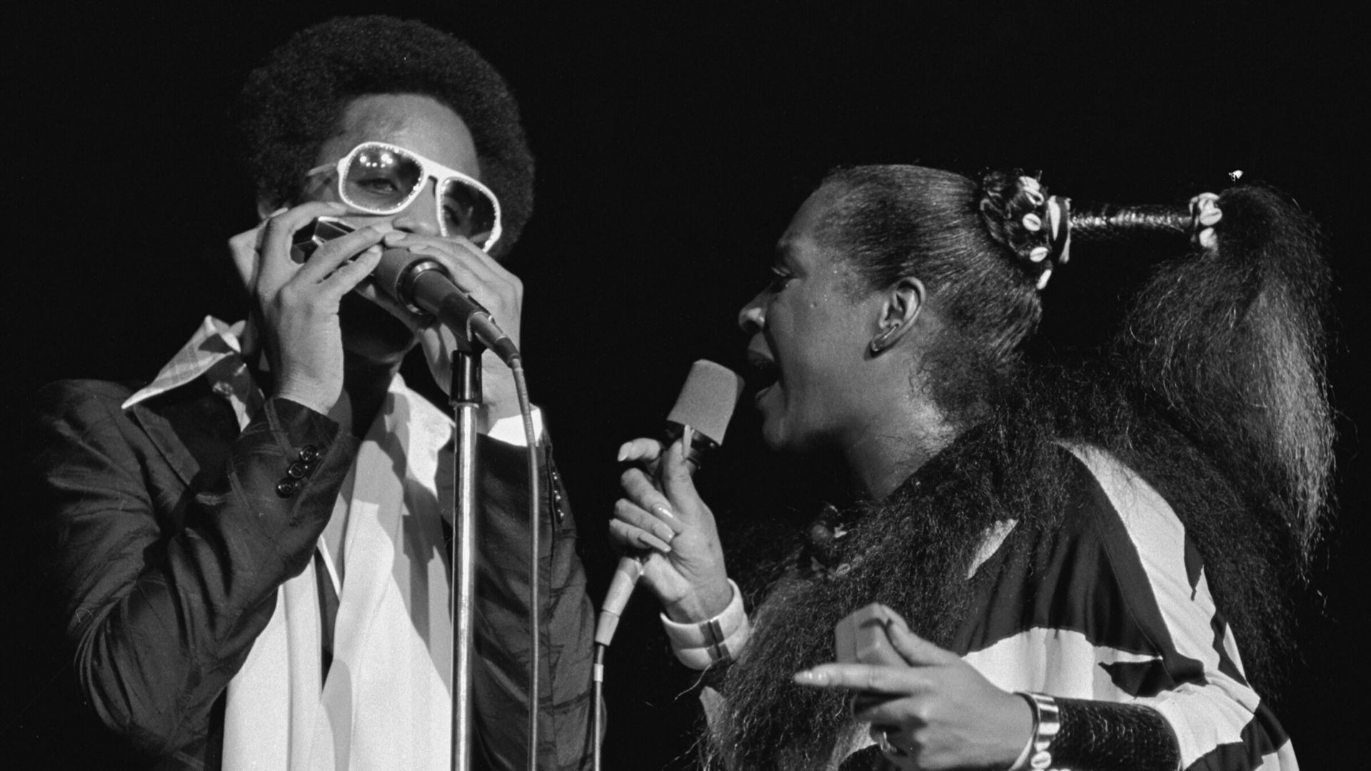 Stevie Wonder and Patti Labelle perform at the Shrine Auditorium