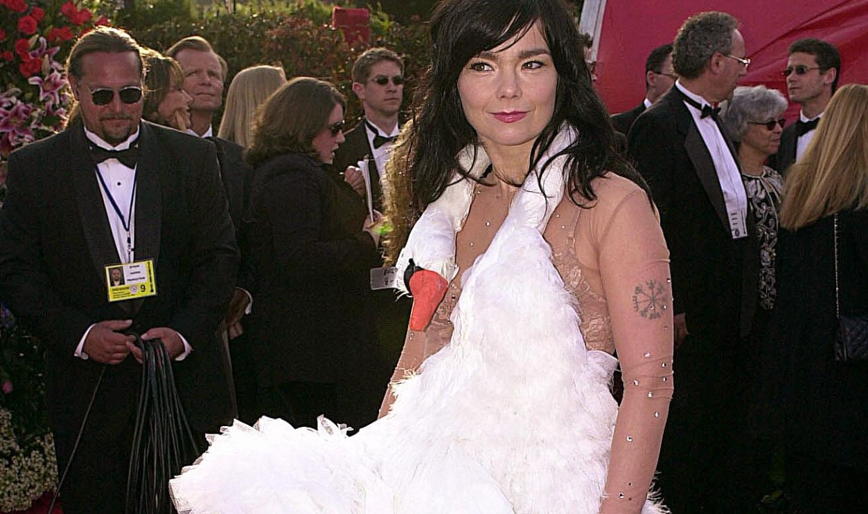 Actress and singer Bjork arrives the 73rd Annual A LOS ANGELES, UNITED STATES: Actress and singer Bjork arrives the 73rd Annual Academy Awards at the Shrine Auditorium in Los Angeles 25 March, 2001. Bjork performs and wrote the music for 