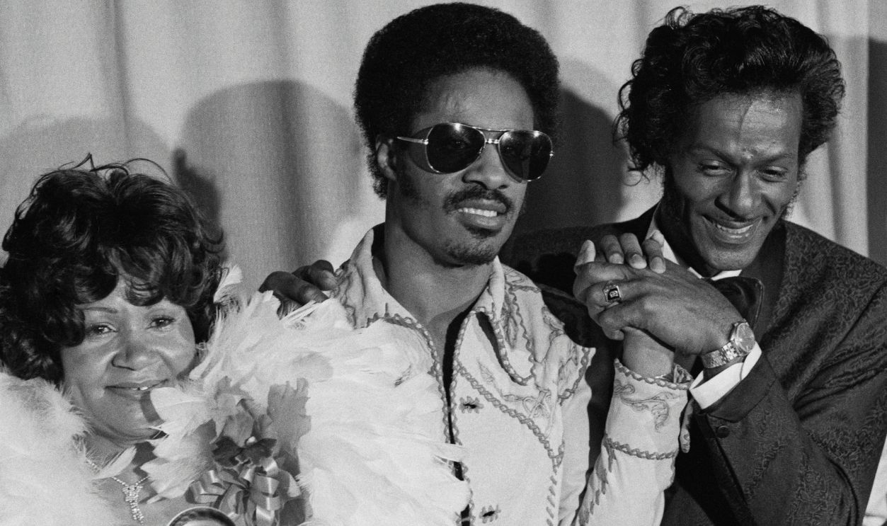 Getty Images - 2195258727 - From left to right, Stevie Wonder's mother Lula Mae Hardaway, Stevie Wonder and Chuck Berry at the Grammy Awards in Hollywood, 2nd March 1974.