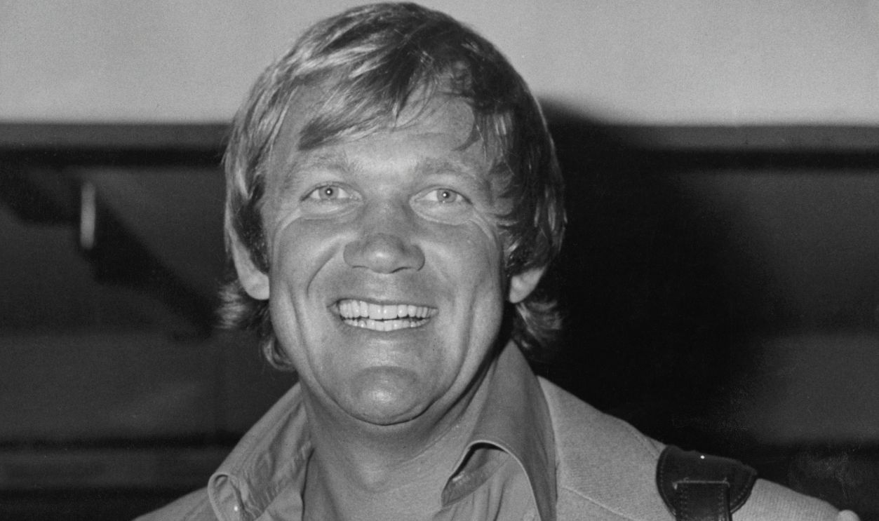 Getty Images - 961802932 - Swedish-American actor Bo Svenson arrives at Heathrow Airport in London from the United States, 12th July 1976.